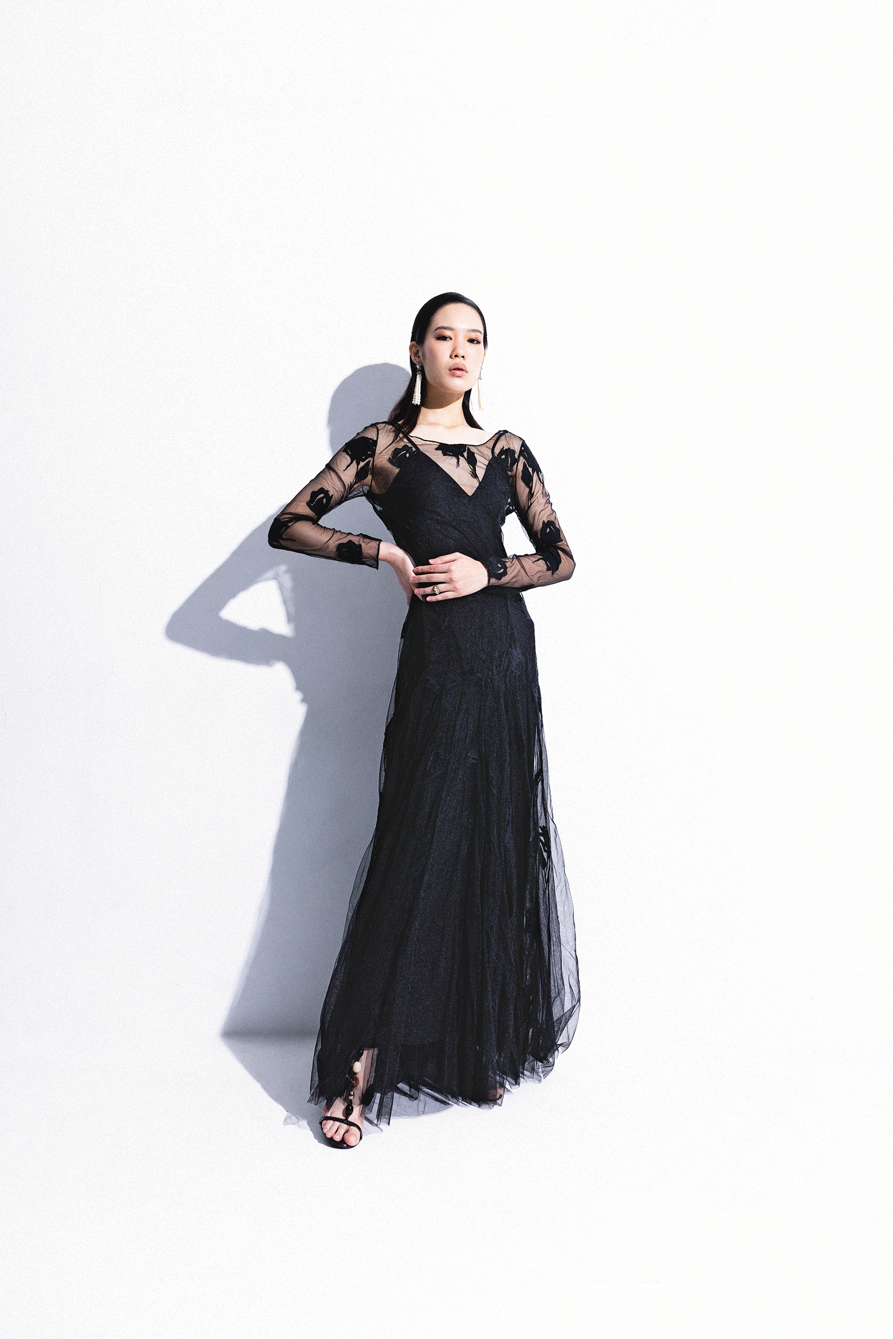 黑色玫瑰刺繡薄紗洋裝，NT$42,800 by BLUGIRL；寶石串珠高跟鞋 NT$46,900 by FERRAGAMO；星星珍珠墜飾耳環，私人提供；珍珠戒指，私人提供