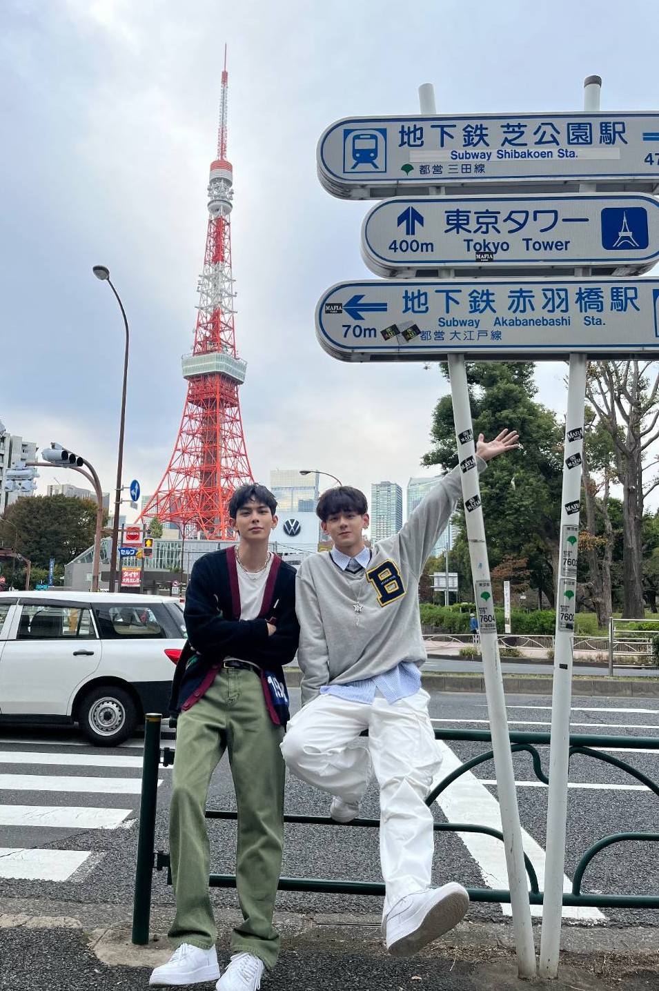 楊懿軒（左）、洪暐哲（右）在日本東京塔前甜蜜合照。（三立提供）
