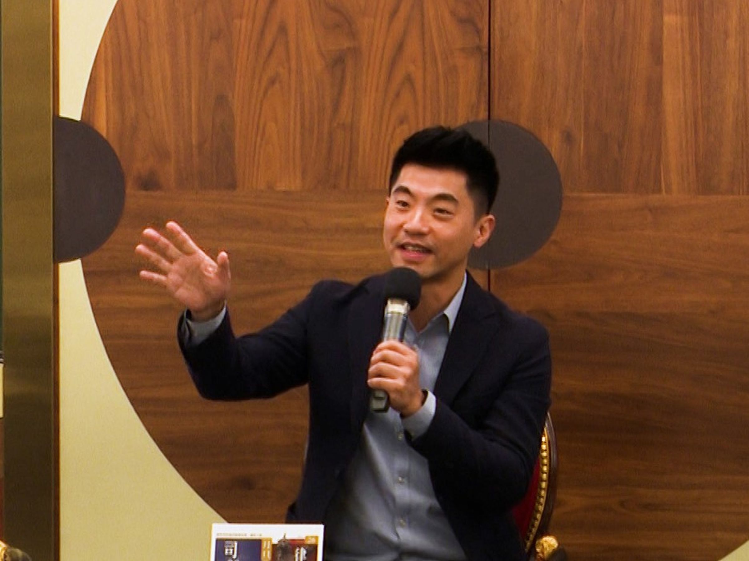 紀凱峰（中）擔任法官22年，審遍一堆社會矚目金融案件，他在今天轉任律師，轟動司法圈。（取自元照出版公司月旦品評家影音）