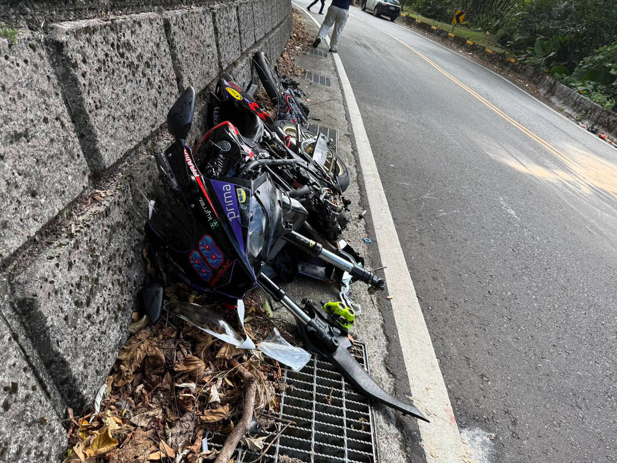 死者因撞擊噴飛,身上多處外傷,安全帽及機車也破裂毀損。翻攝畫面