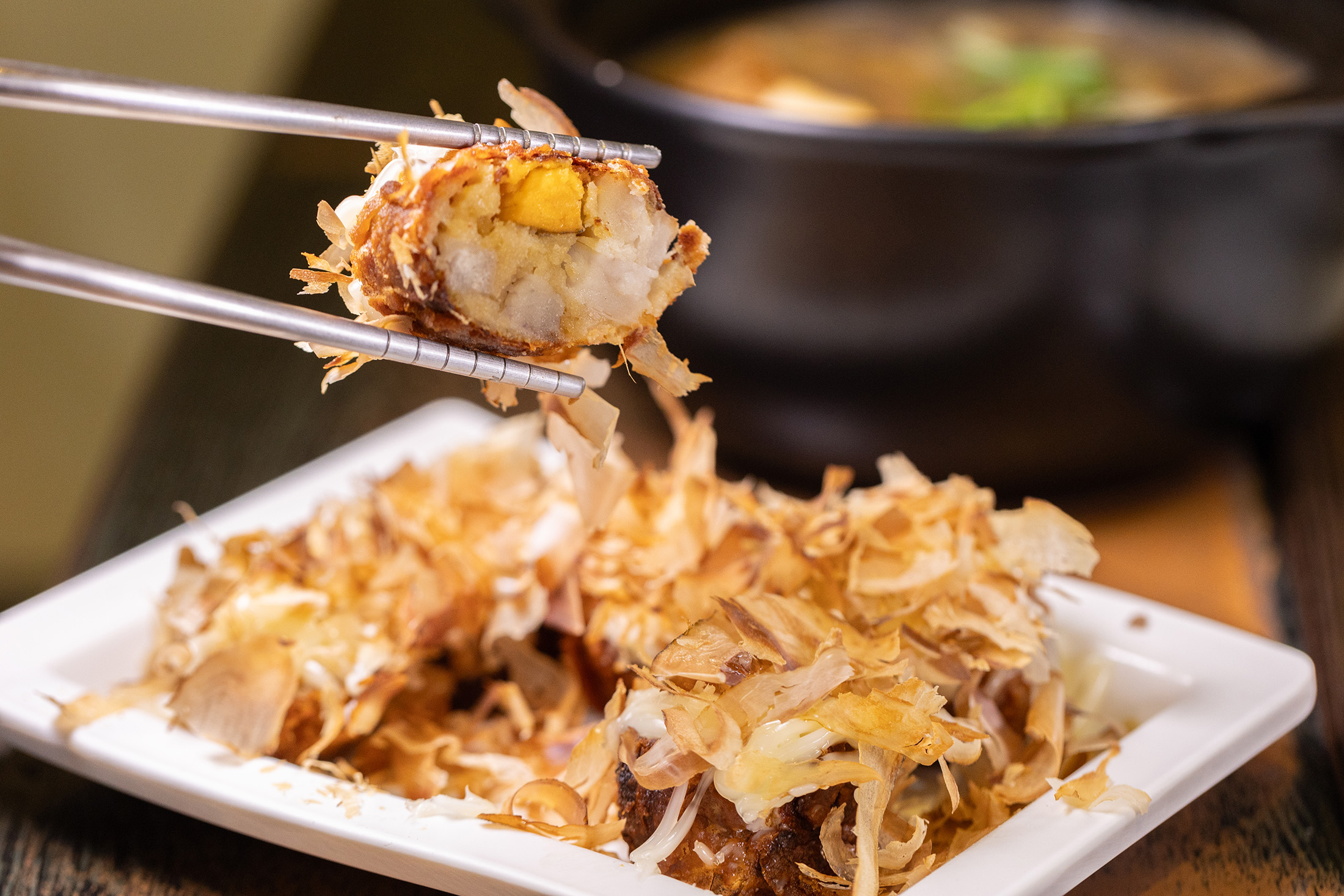 老店家的獨家口味「沙拉香臭捲」,是老闆娘的創意之作,將臭豆腐、芋頭與皮蛋包入腐皮,再擠上沙拉醬與柴魚片,碰撞出超有趣的滋味與口感。(55元/份)