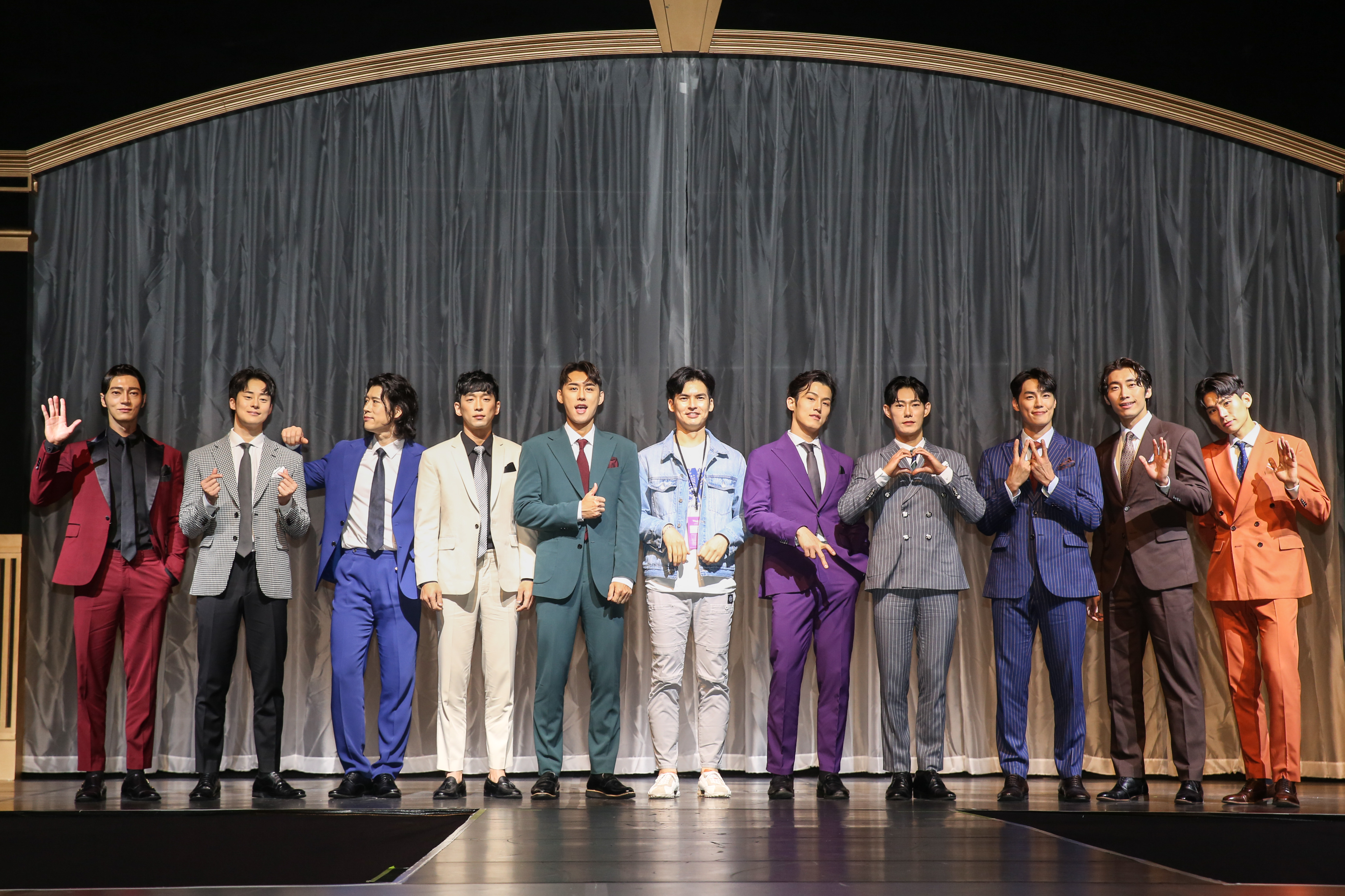 韓國猛男秀《WILD WILD》10名演員與製作人出席彩排記者會。(左起李國榮、李潤濟、金士烘、金東熙、李熙中、製作人崔理事、姜天一、柳志翰、金鎮友、魯晉旭、朴道鏡)