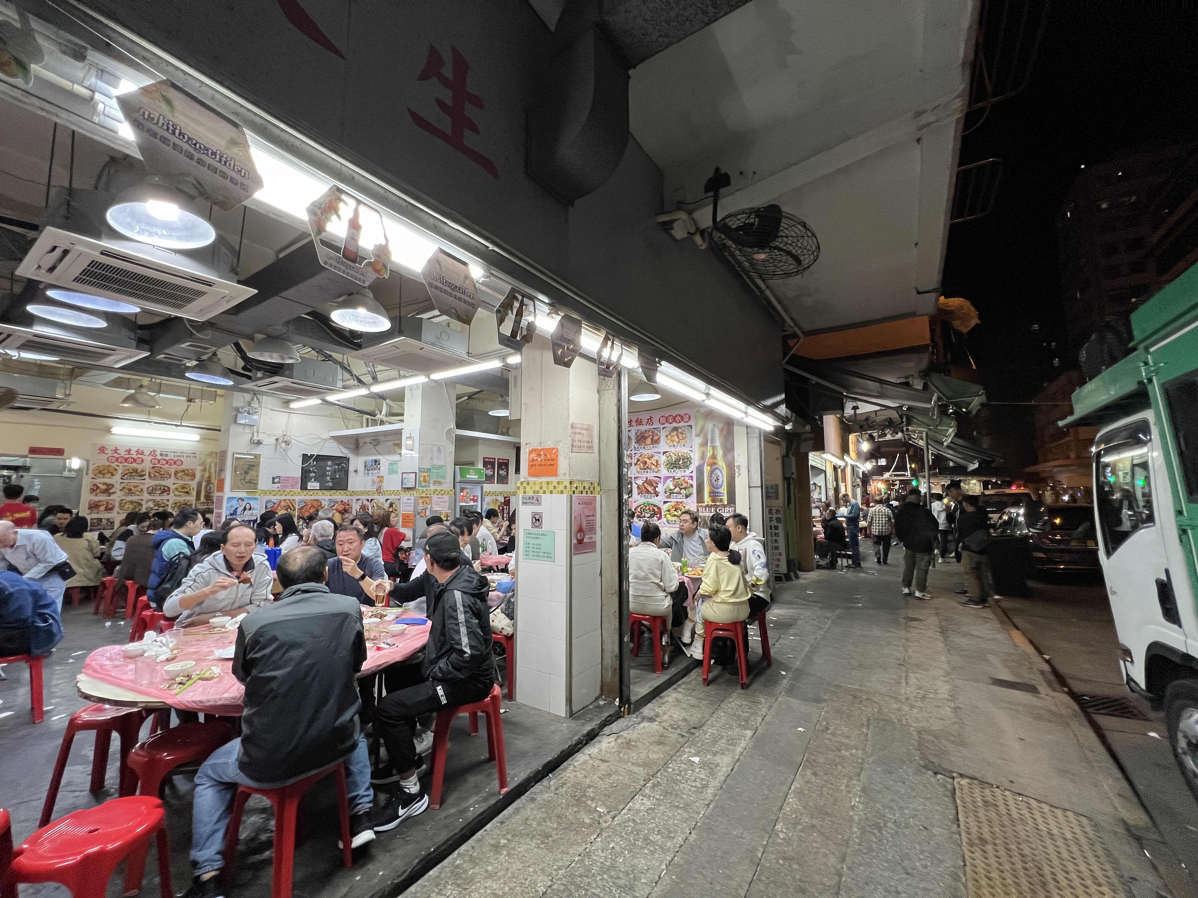 綿延4個店面的用餐空間談不上裝潢，桌面用塑膠袋包覆，客人依然甘之如飴。