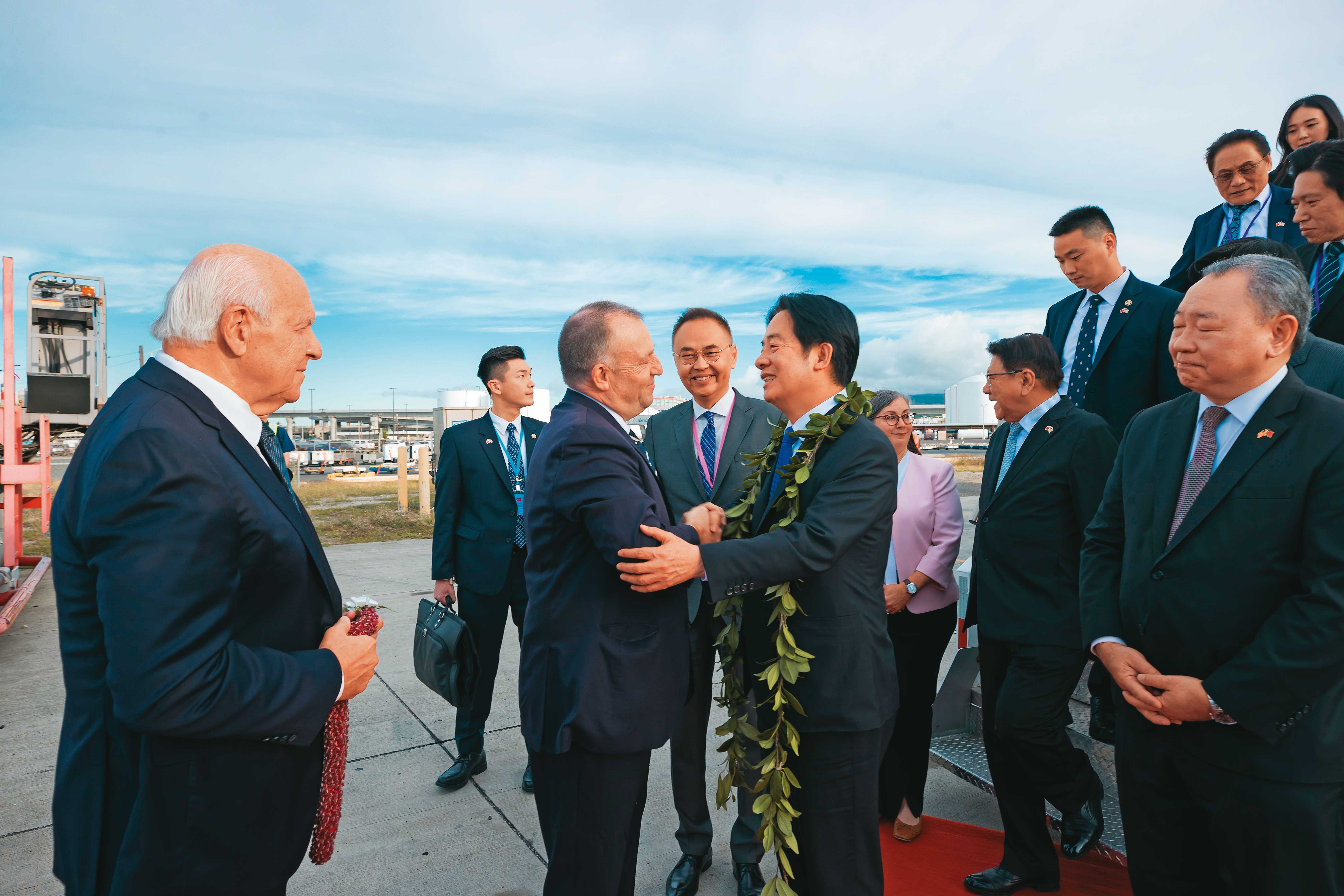 賴清德出訪友邦過境美國夏威夷州，檀香山市長布蘭吉帝（左）、夏威夷州州長喬許．格林（握手者）親自接機。（總統府提供）
