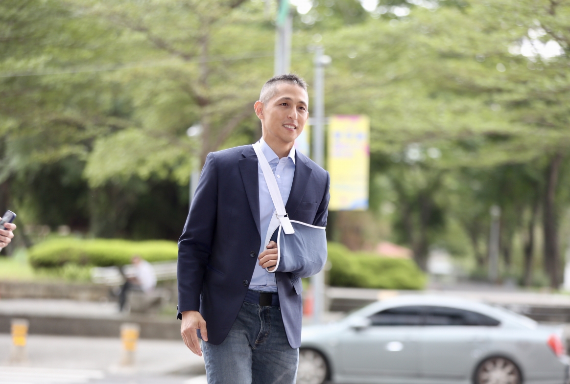 吳怡農為先前批評黨內高層及名嘴預測大罷免失利的發言反省，說明選擇理性論述打選戰，是不願再經歷失望的開票過程。（鏡報姜永年）