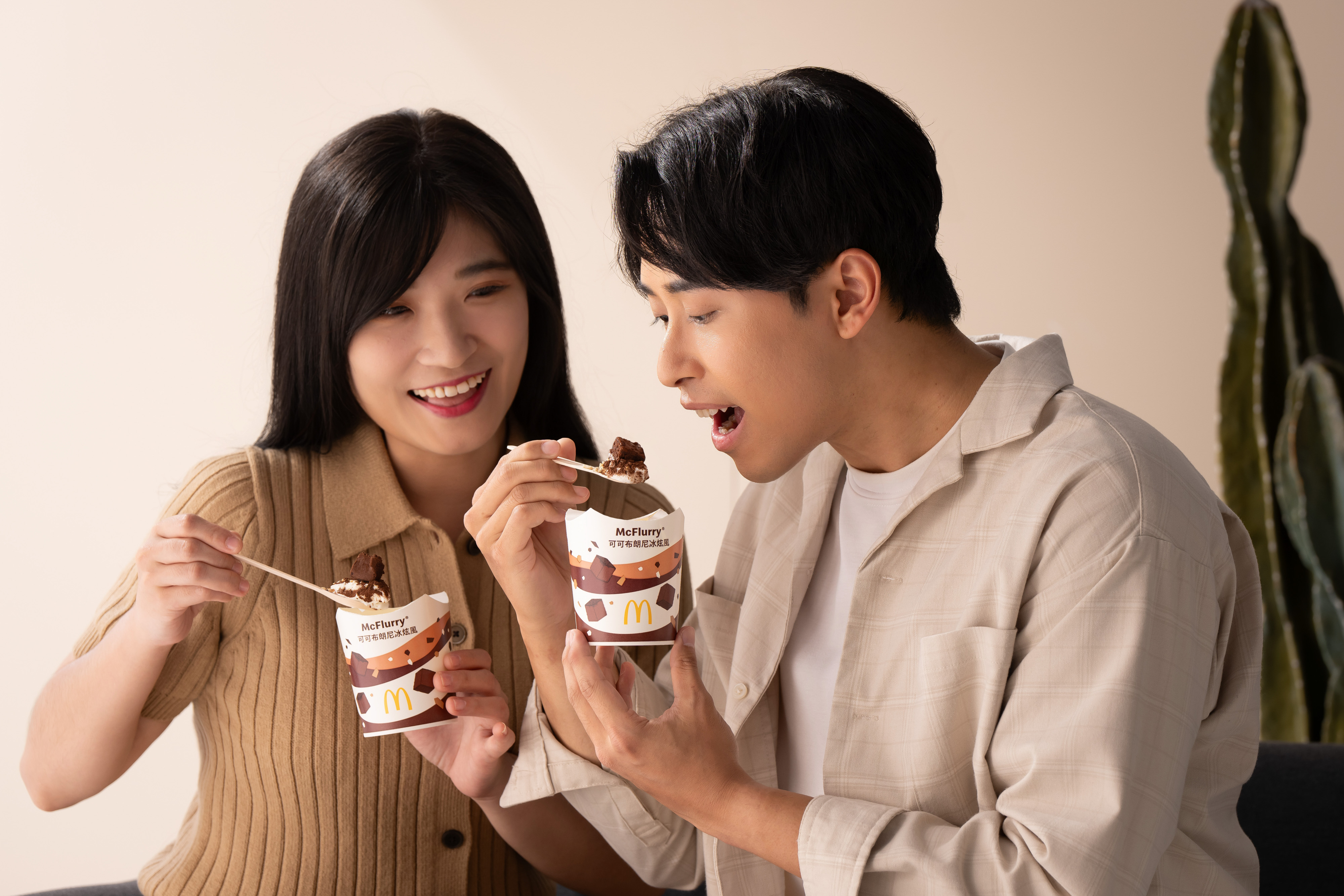 麥當勞「可可布朗尼冰炫風」9/17經典回歸 巧克力控必吃!香醇濃郁 不容錯過的超人氣甜品 還有金選咖啡限時買五送五及餐組優惠!