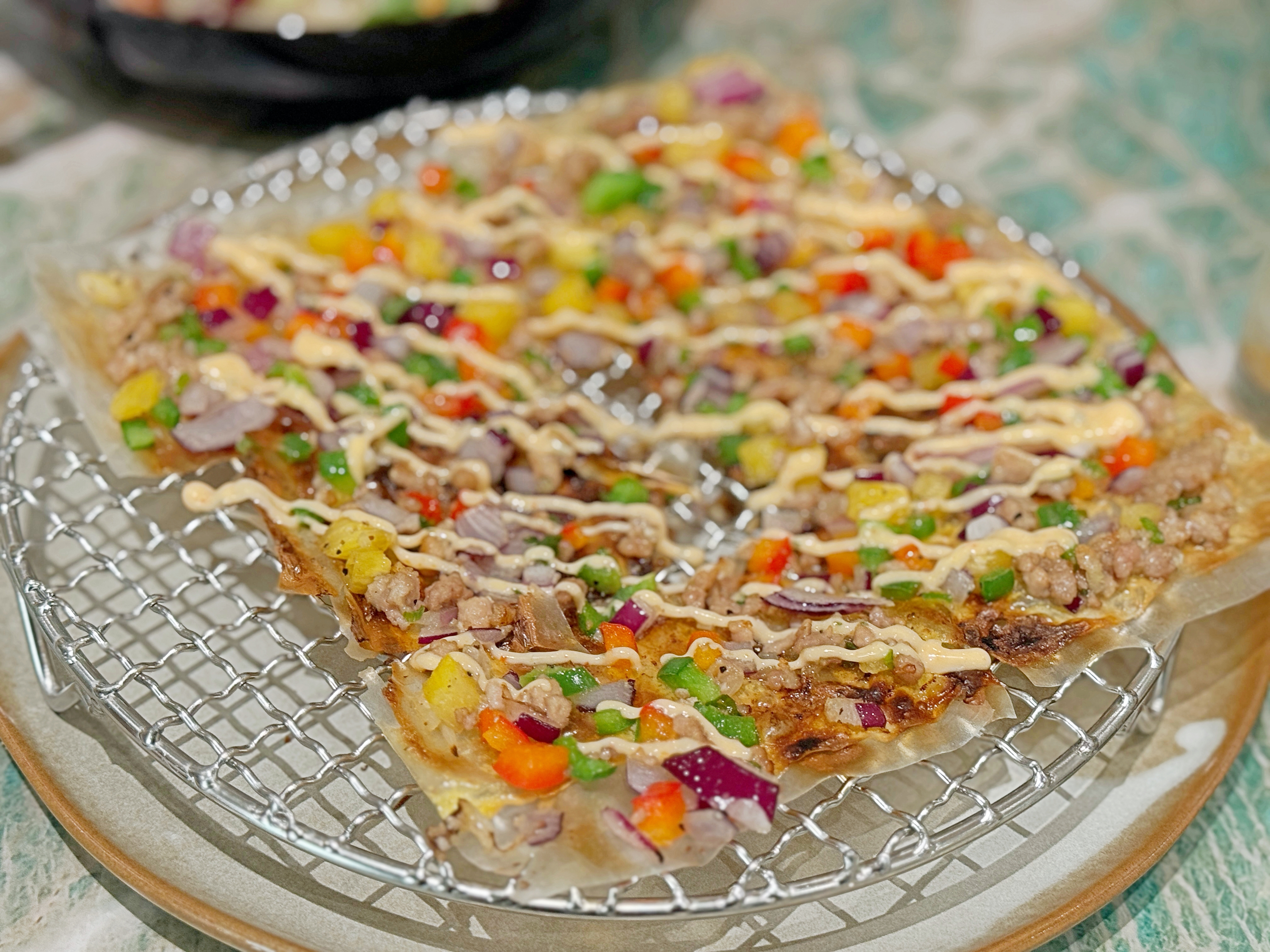 越南街頭的法越料理「越越米紙Pizza」米紙以小火慢烤，搭配是拉叉美乃滋、鳳梨、洋蔥、甜椒等配料。（260元／份）