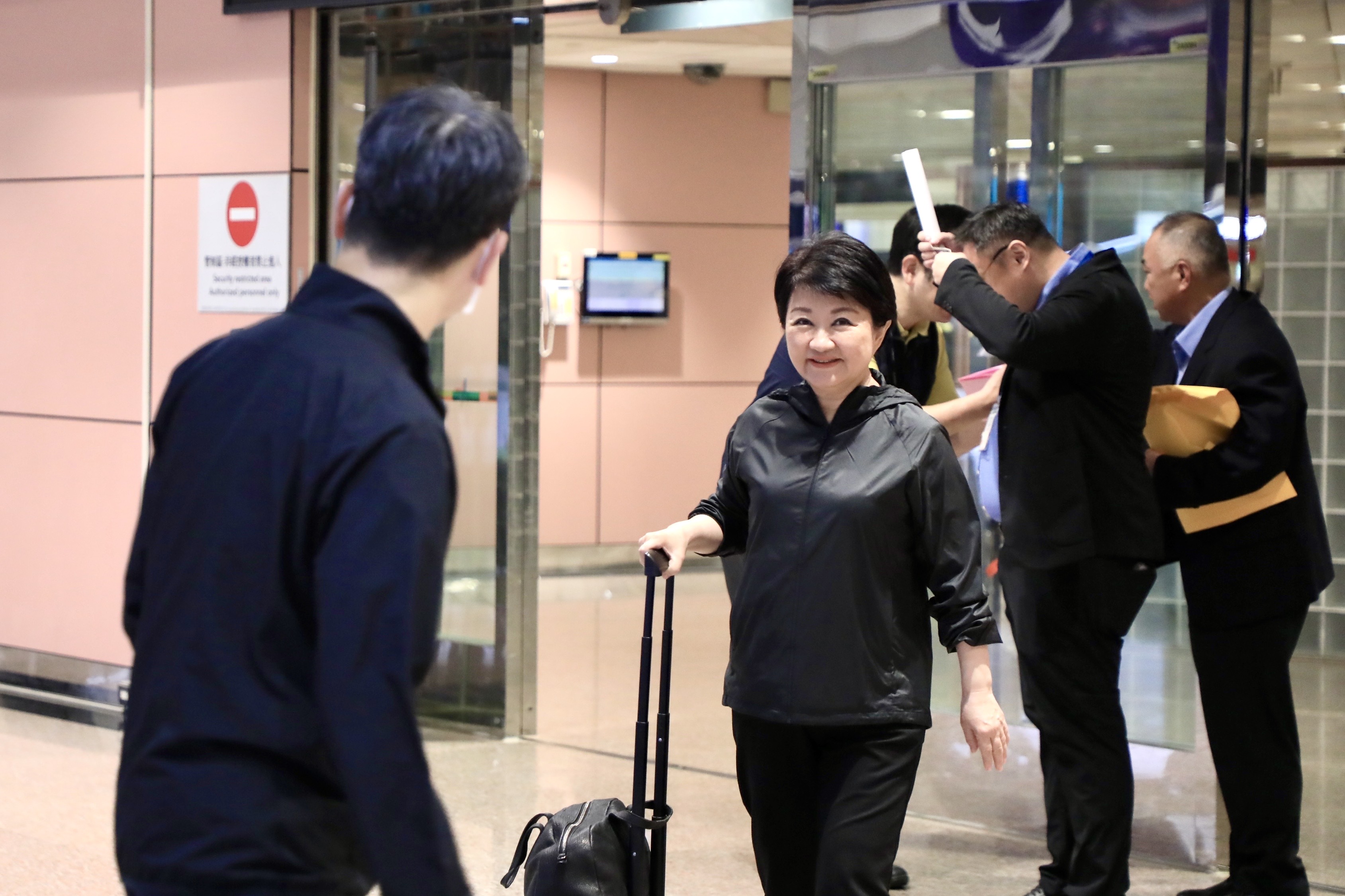 盧秀燕落地美國才6小時就決定折返台灣，今（24）日清晨已順利返台。（中市府提供）