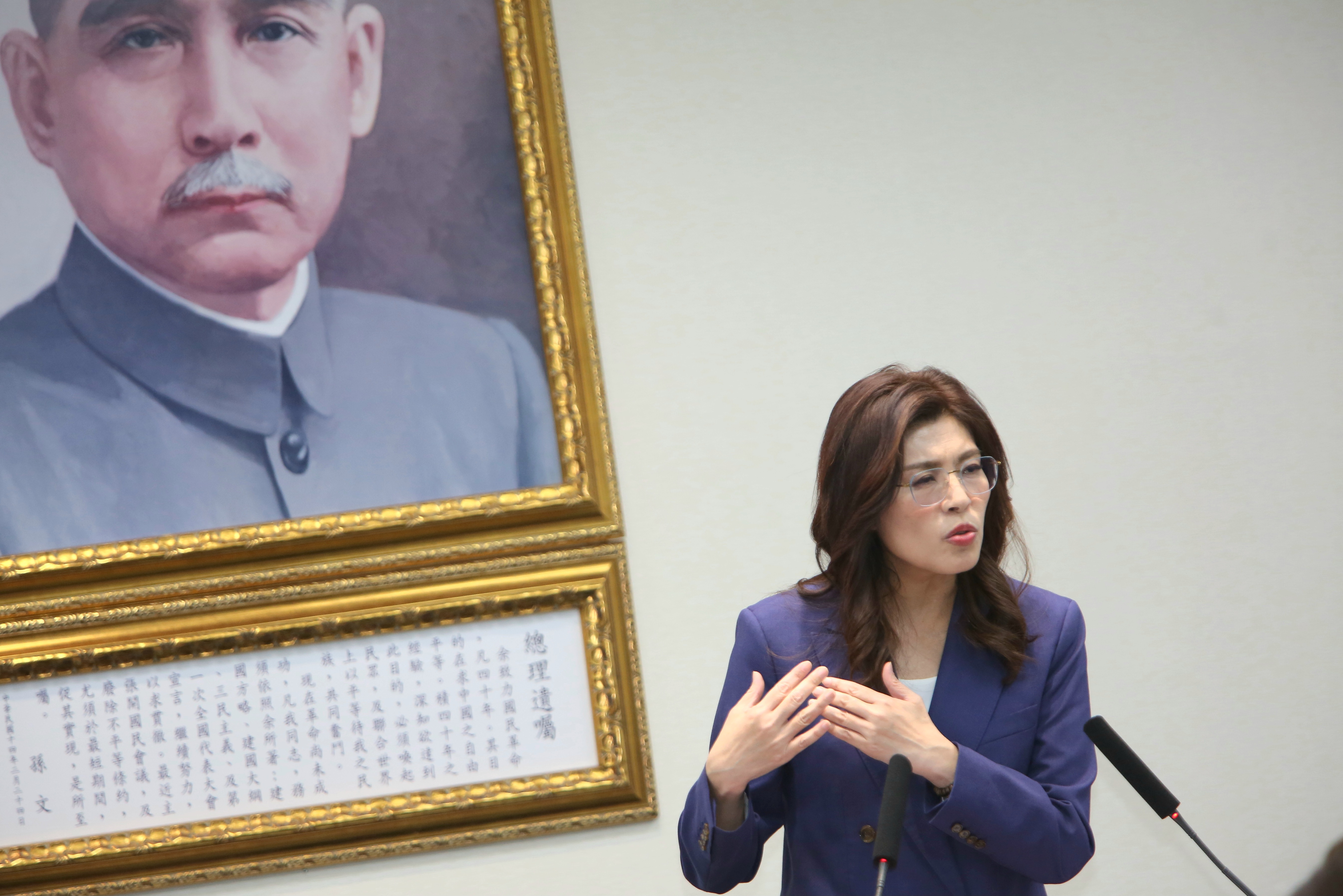 鄭麗文將訪美行程安排不順利，牽拖僑委會、民進黨，但遭打臉「自己的行程自己安排」。（鏡報姜永年）