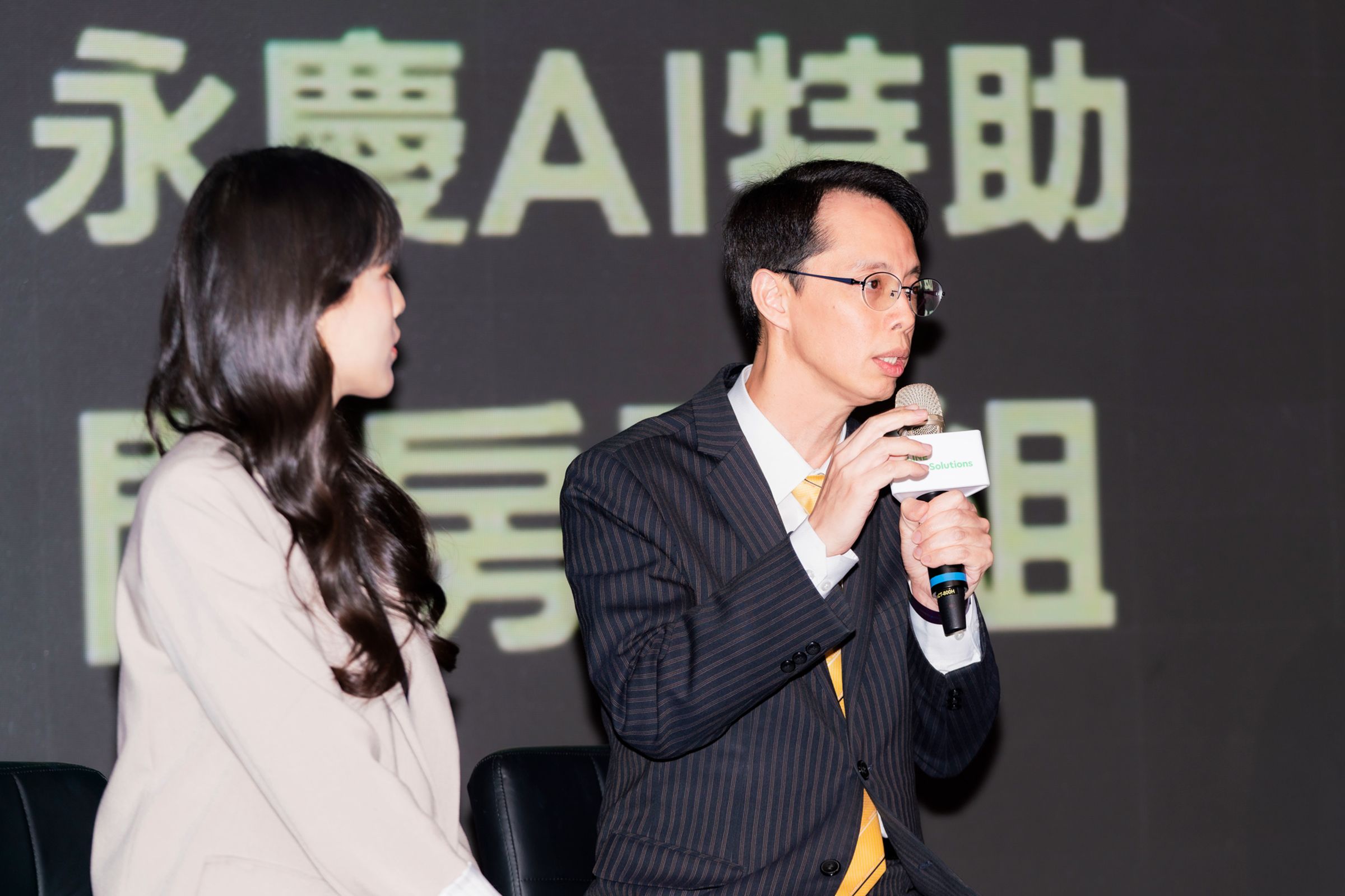 永慶房產集團資訊部協理呂學堯（右）分享，「永慶AI特助」讓消費者可以用自然語發問找房。