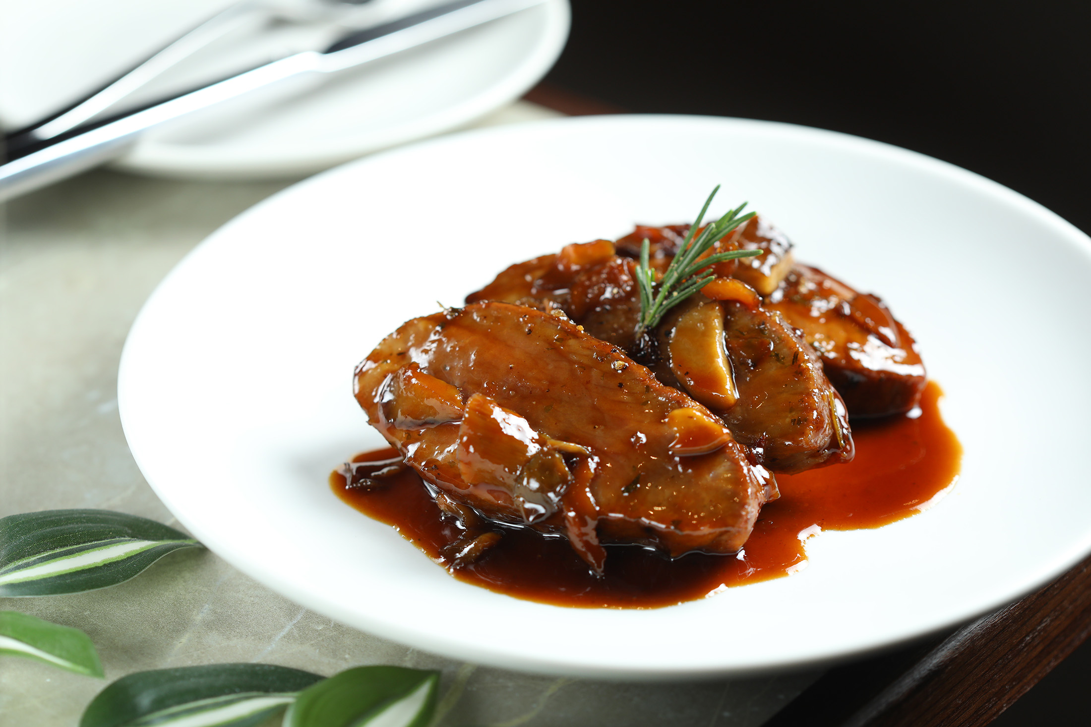「慢烤豬肩胛」將膠質最豐富的肩胛肉，烤到軟嫩Q彈。（880元／份）