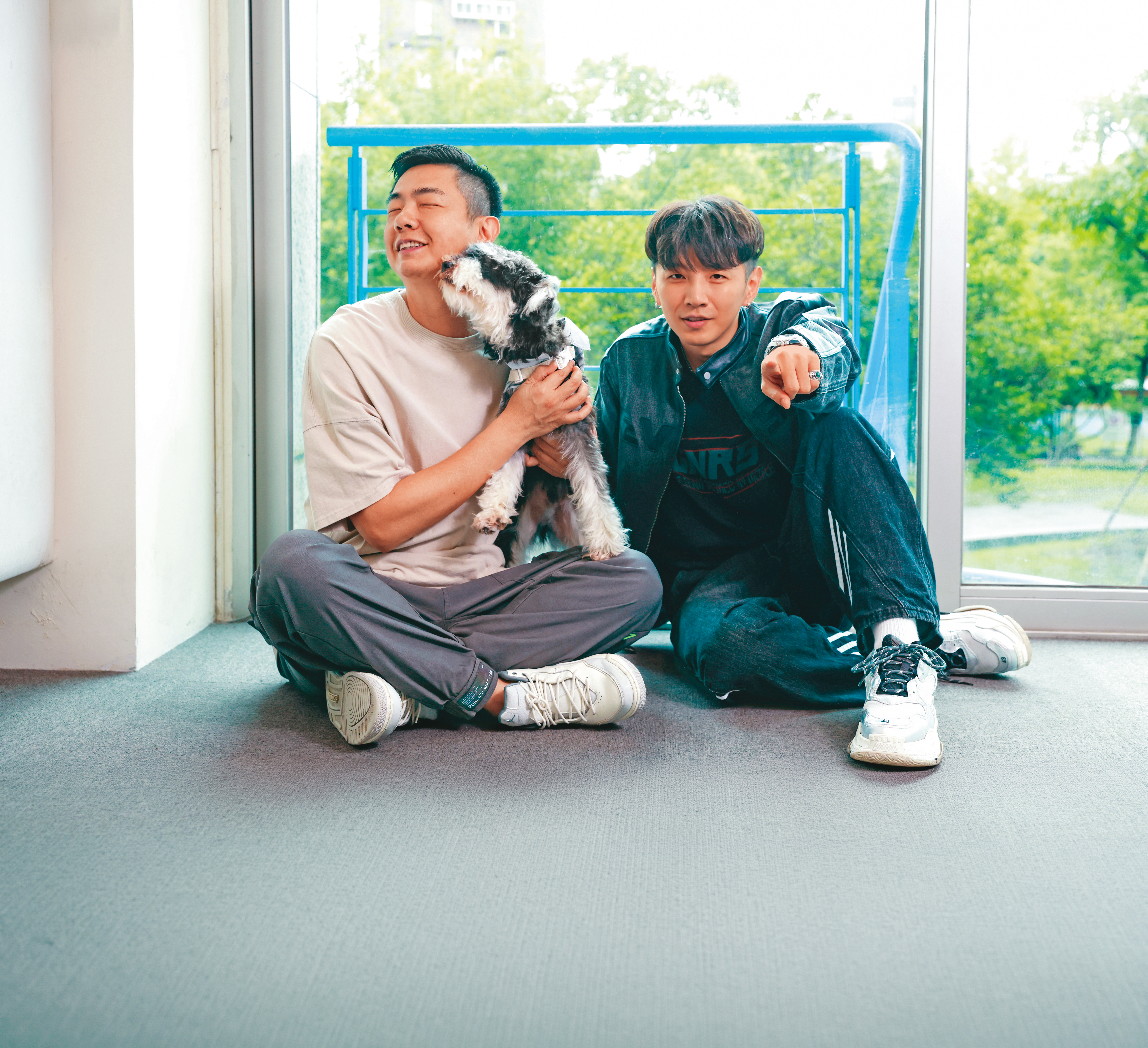 斯辰(右)帶著愛犬Woody來錄影,狗狗熱情奔放,對著熊爸(左)一直親不停。