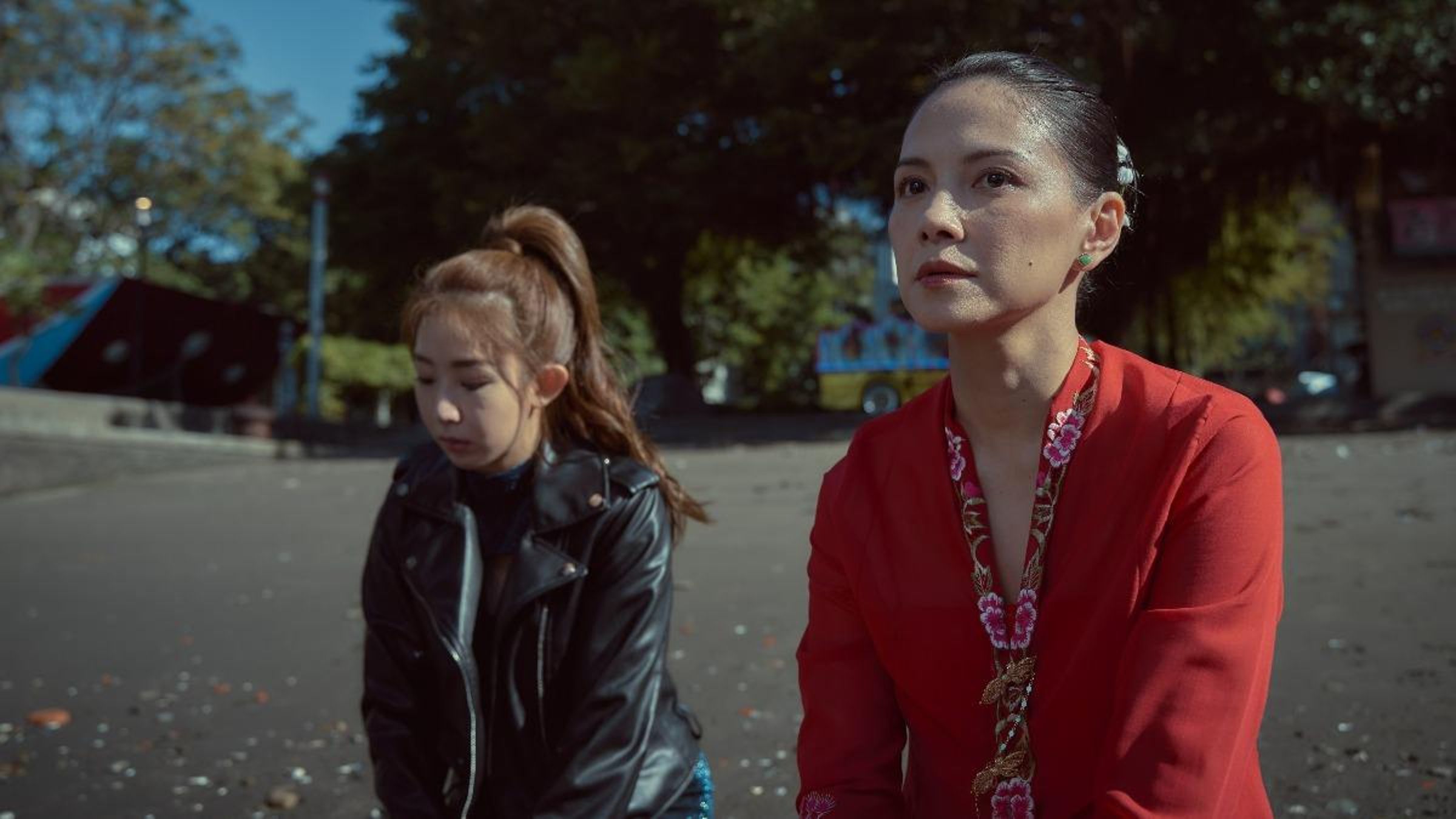 李心潔（右）為《愛情城事》首度執導劇情片，並參與導演張吉安執導的故事，與郭書瑤（左）有對手戲。 （華映娛樂提供）