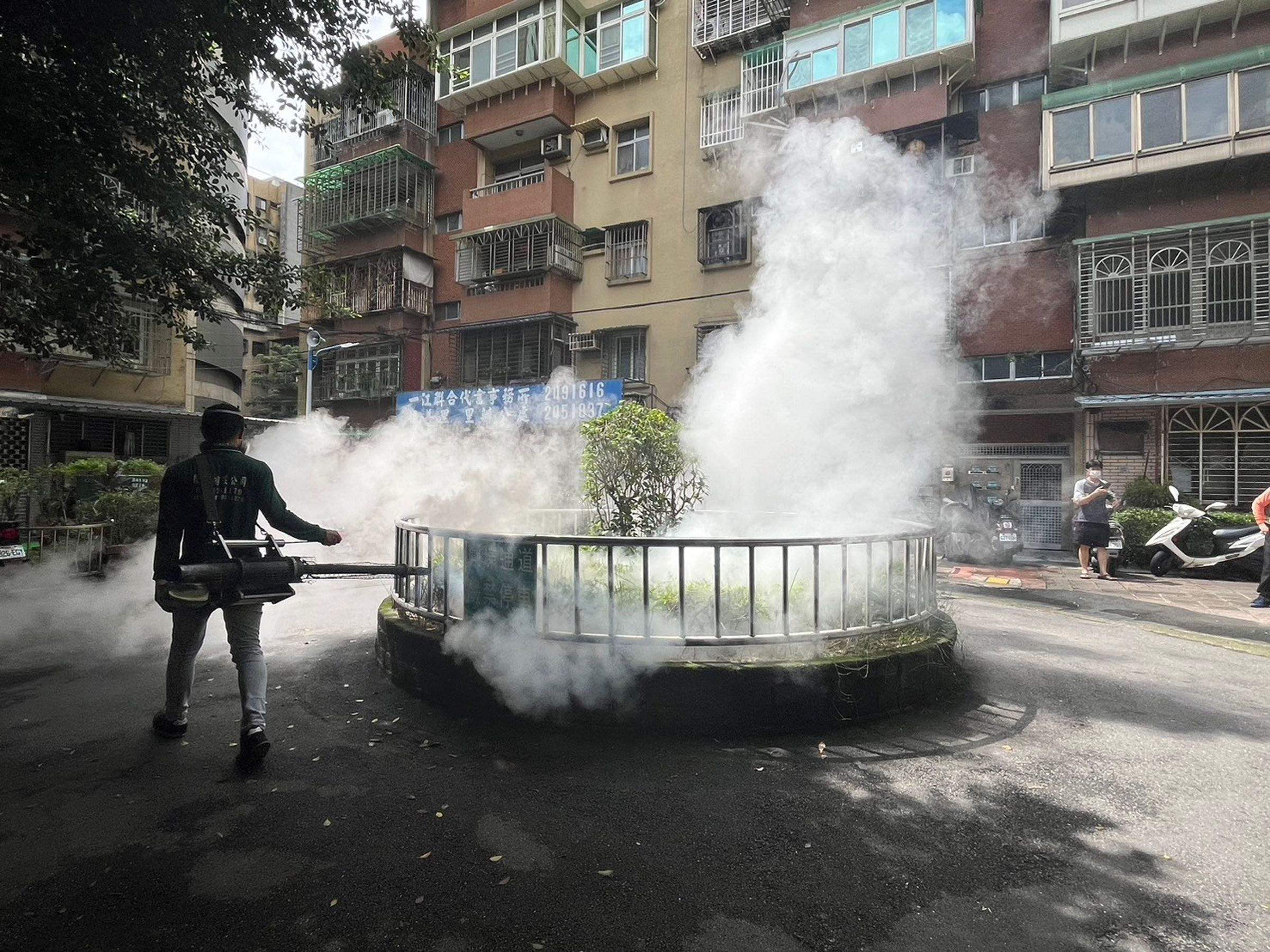 新北市衛生局前往高風險區域進行環境清消,杜絕病媒蚊孳生。(新北市衛生局提供)