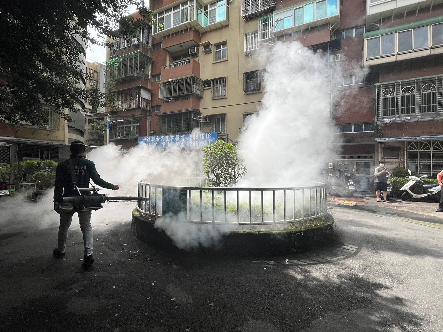 新北市衛生局前往高風險區域進行環境清消，杜絕病媒蚊孳生。（新北市衛生局提供）