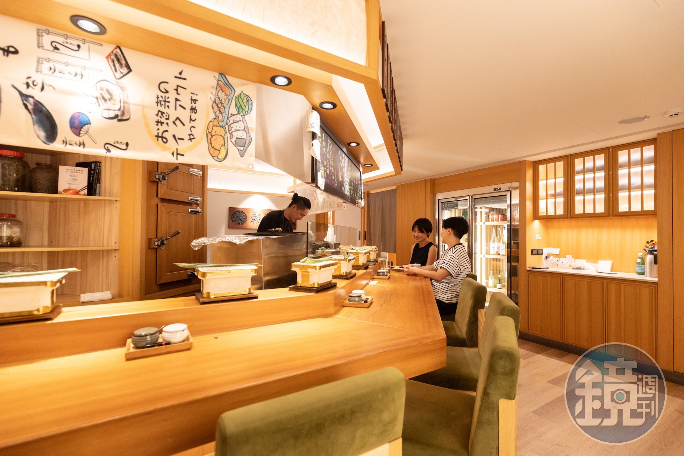 店內僅設19席板前座位,客人能近距離欣賞主廚掌控炭火、翻烤鮮魚的工作過程。
