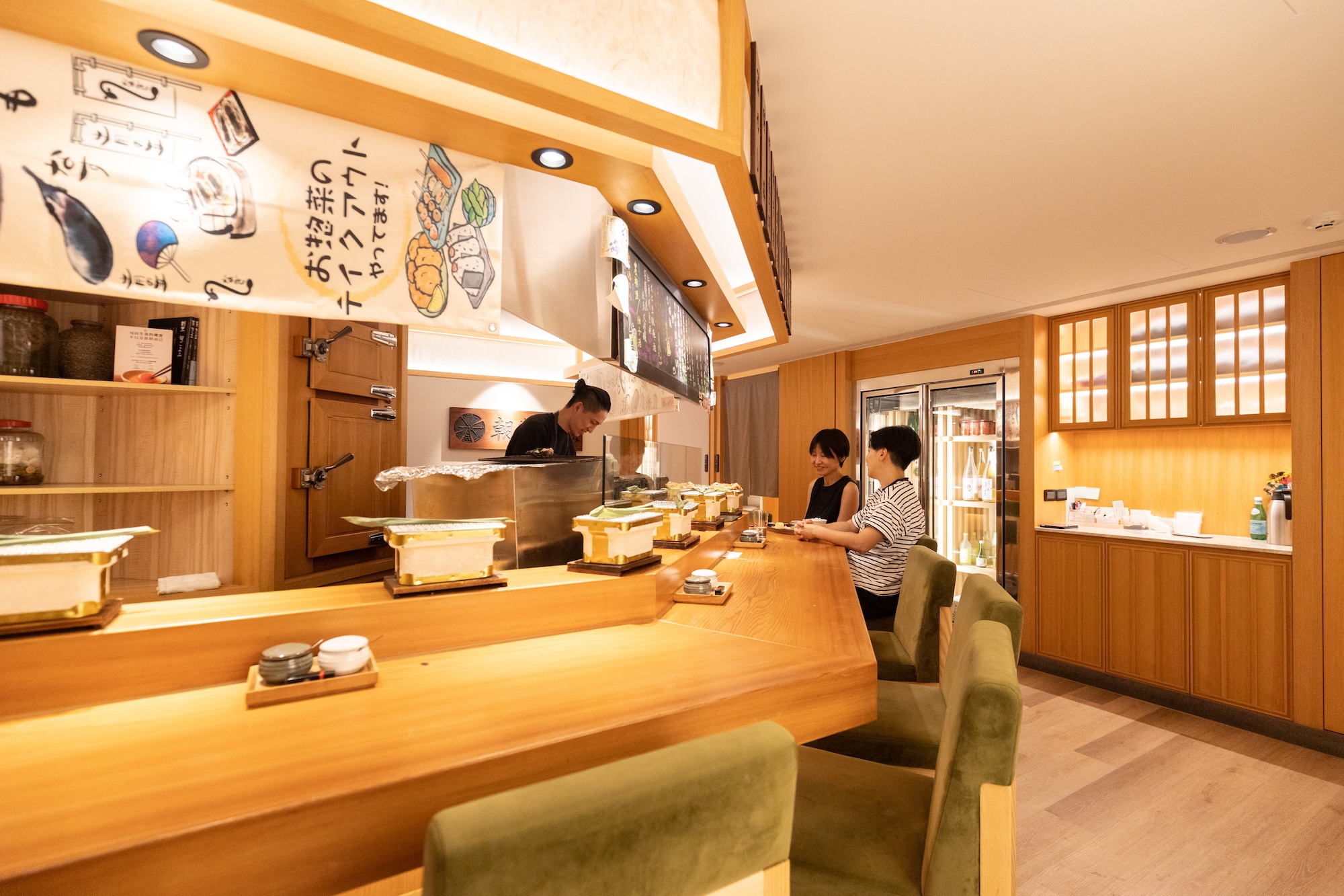 店內僅設19席板前座位,客人能近距離欣賞主廚掌控炭火、翻烤鮮魚的工作過程。