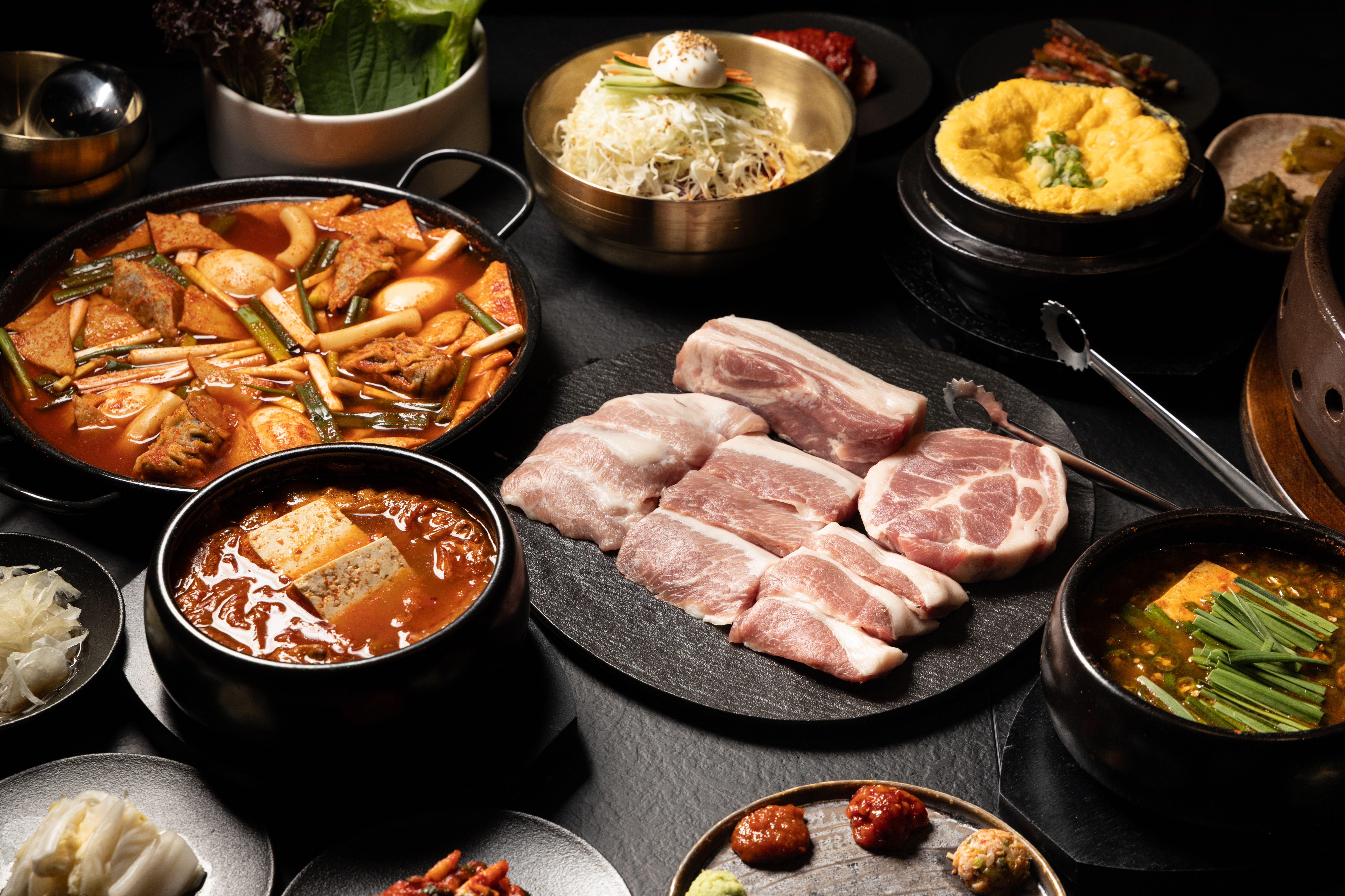 首爾排隊燒肉名店「囕盈豚 남영돈」由開展餐飲集團引進,海外首店「囕盈豚 NYD Taipei」插旗台北大巨蛋。