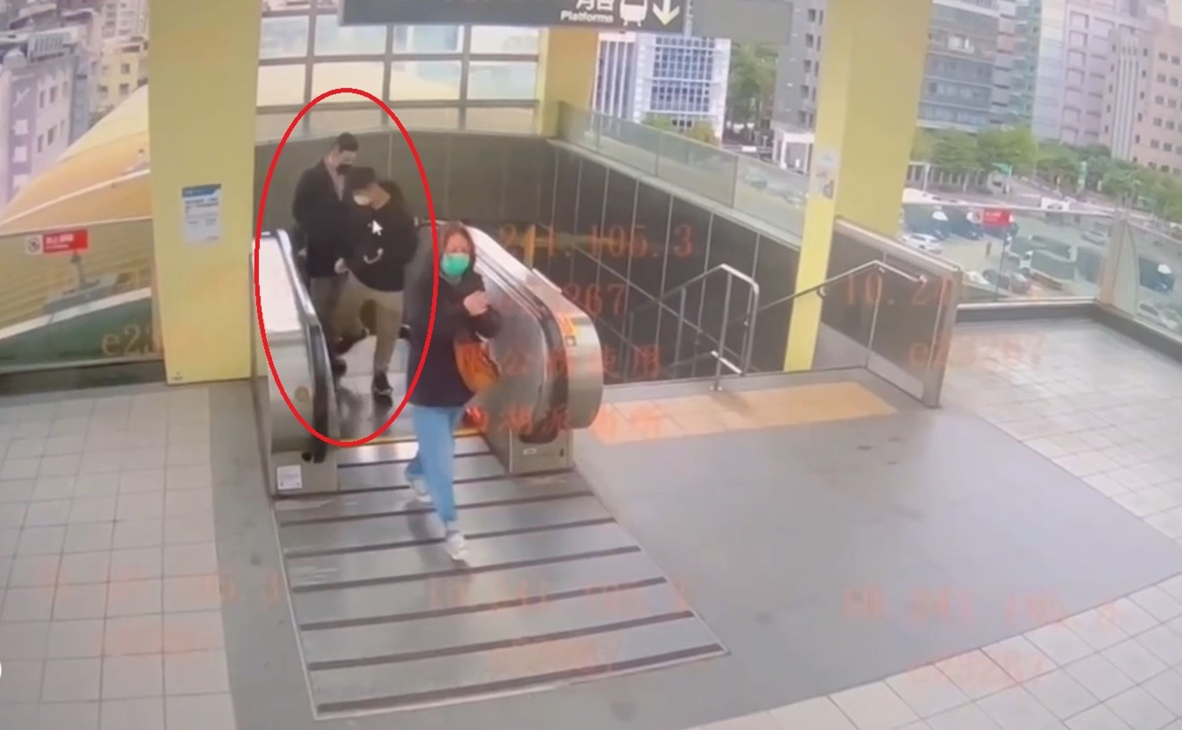 林男在電扶梯上轉身用右腳踩羅男的腳報復。（翻攝畫面）