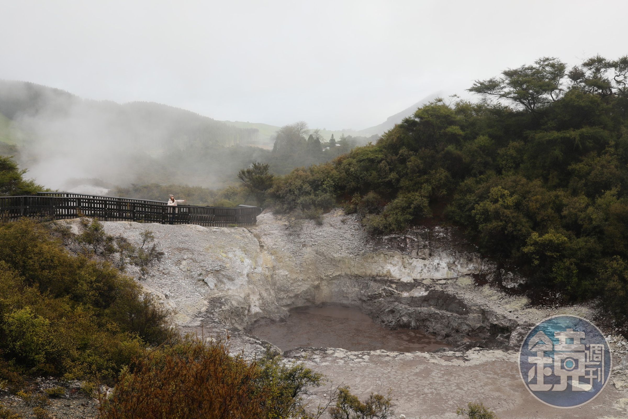 火山岩泥漿坑無時無刻都冒著白煙。