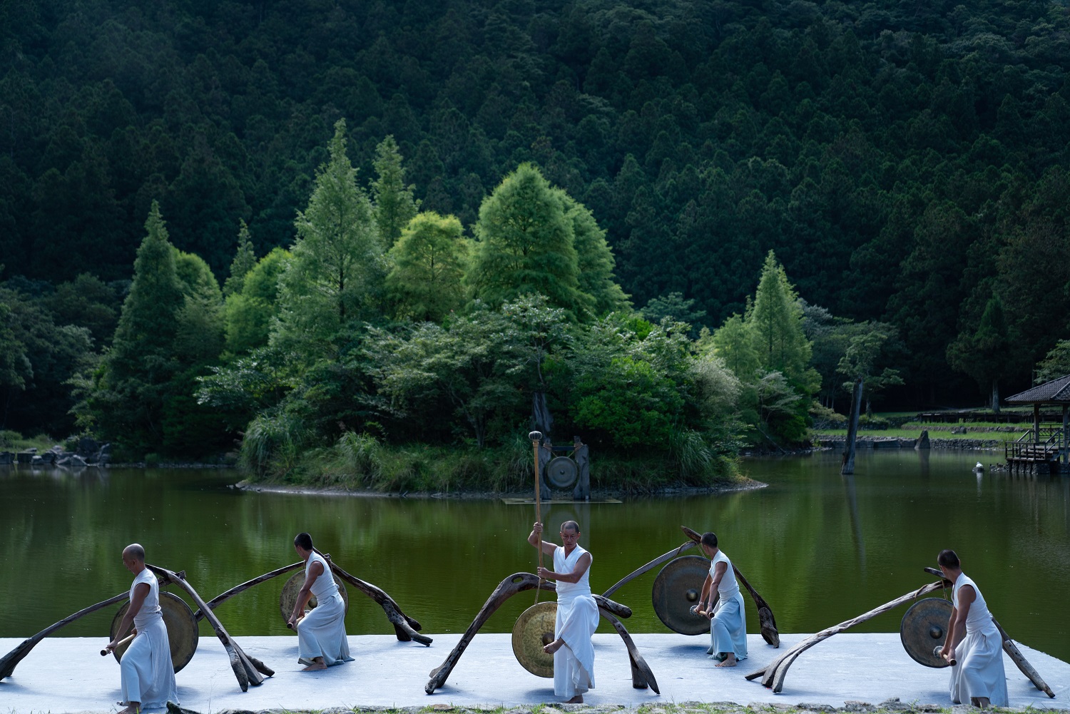 在明池水劇場重現經典劇目《聽海之心》，演繹水與生命的故事，中為黃誌群。（牽猴子提供）