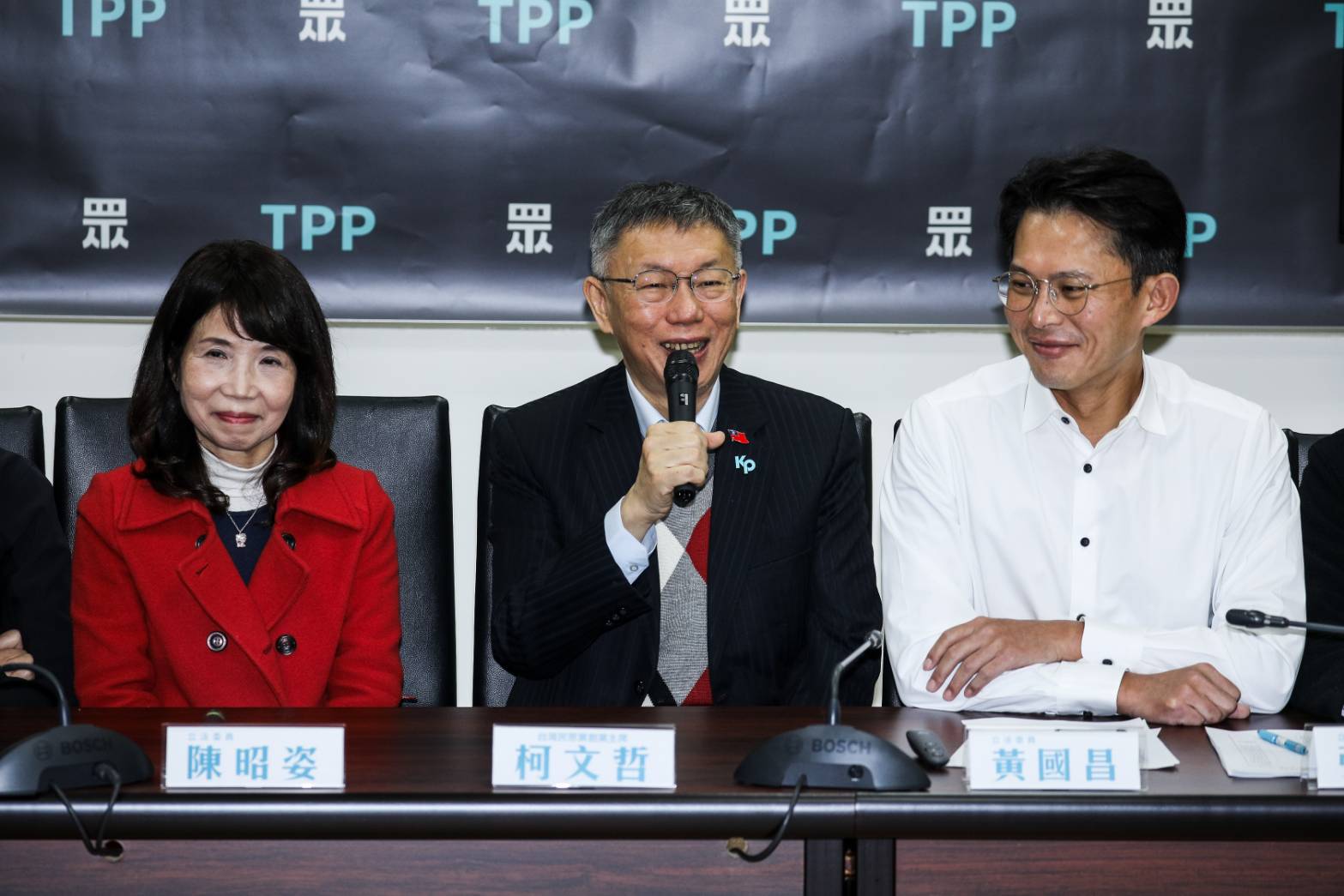 黃國昌透露今天已簽好辭職書，但陳昭姿的部分是否依規定請辭還要柯文哲處理。（鏡報鄒保祥）