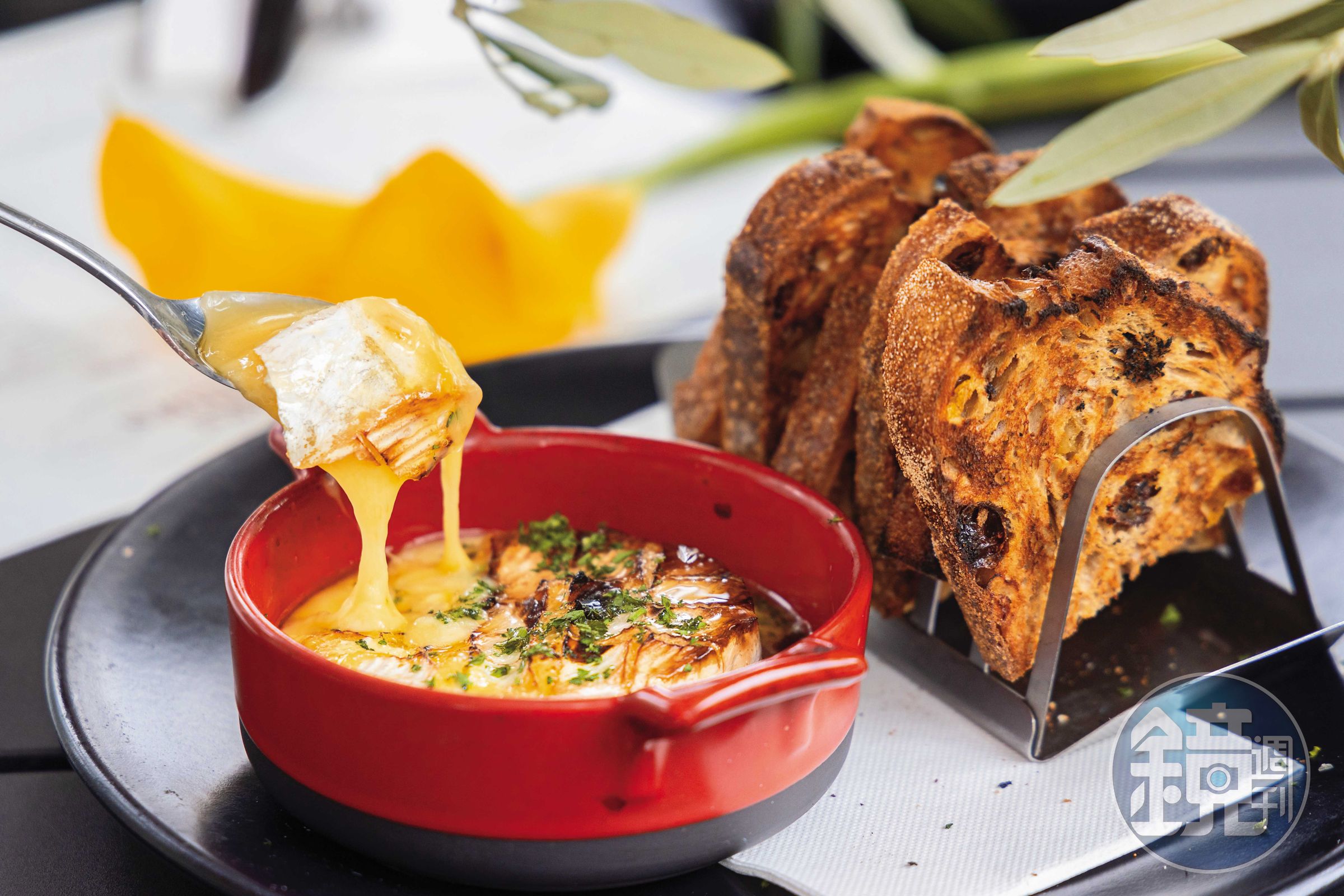 「Baked Camembert, honeycomb & fruit toast」在卡門貝爾起司撒上香草,並於底盤倒入Calvados白蘭地烘烤,搭配無花果、核桃、麵包。(紐幣23元/份,約NT$450)