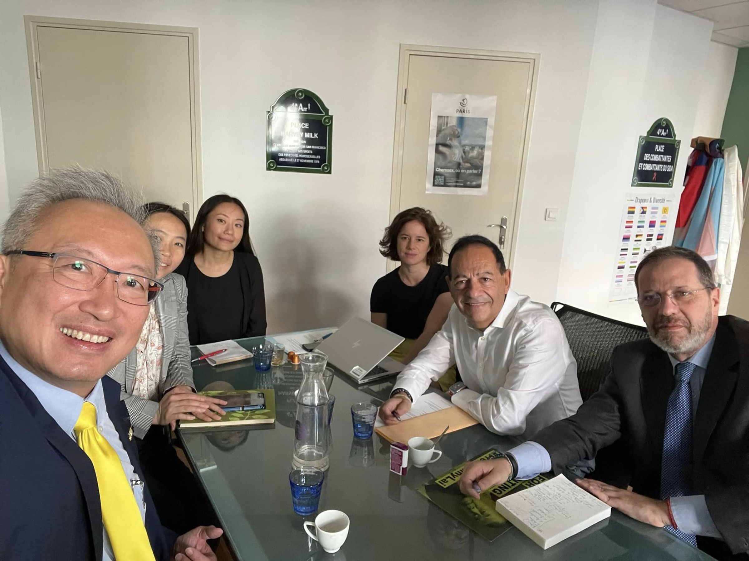 羅梅洛米歇爾（右2）與我駐法代表吳志中（左1）等人討論訪台相關細節。（翻攝自吳志中臉書）