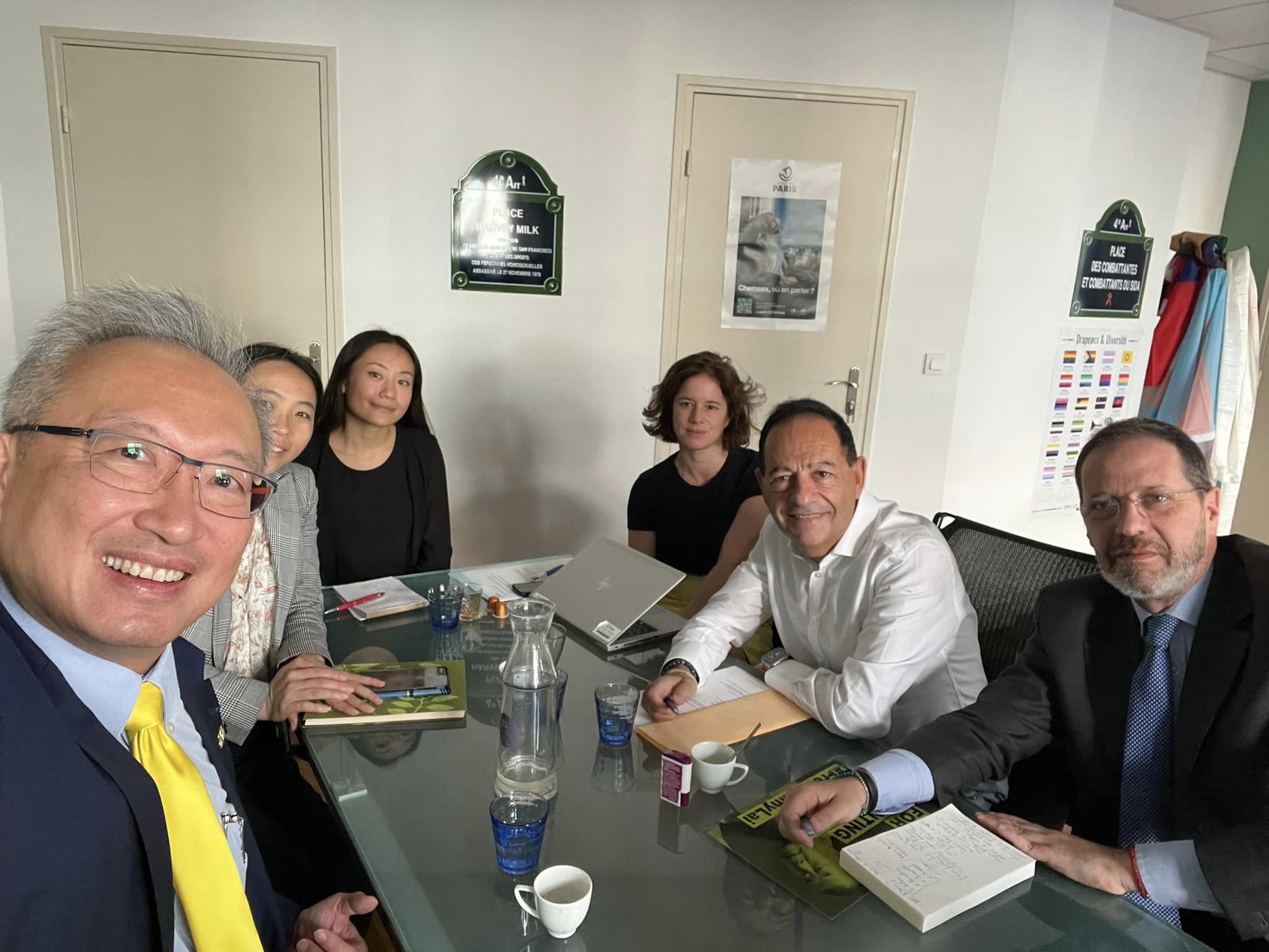 羅梅洛米歇爾（右2）與我駐法代表吳志中（左1）等人討論訪台相關細節。（翻攝自吳志中臉書）