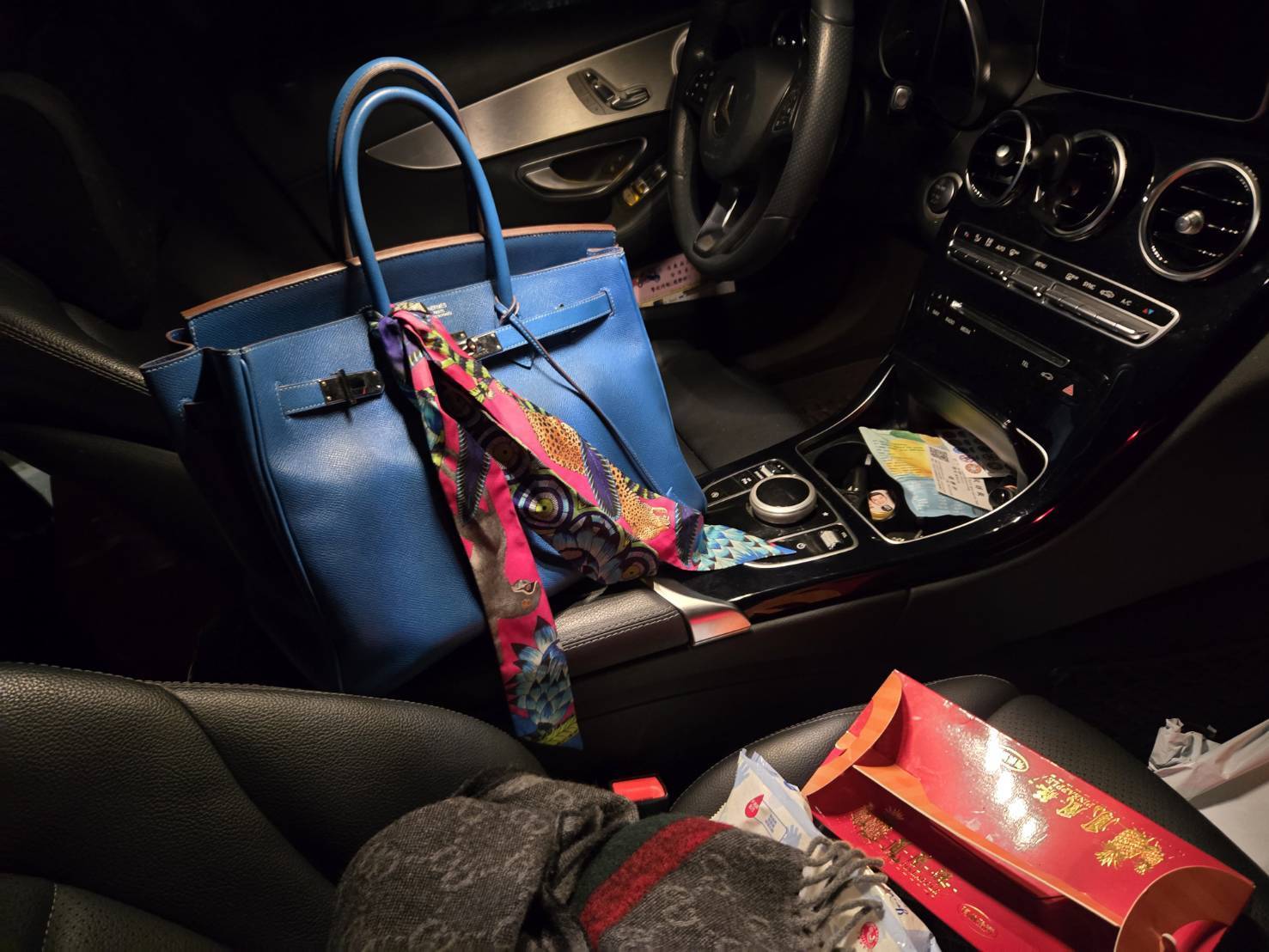梁嫌偷走賓士車，卻忽略車內還有價值近百萬的愛馬仕包包。（讀者提供）