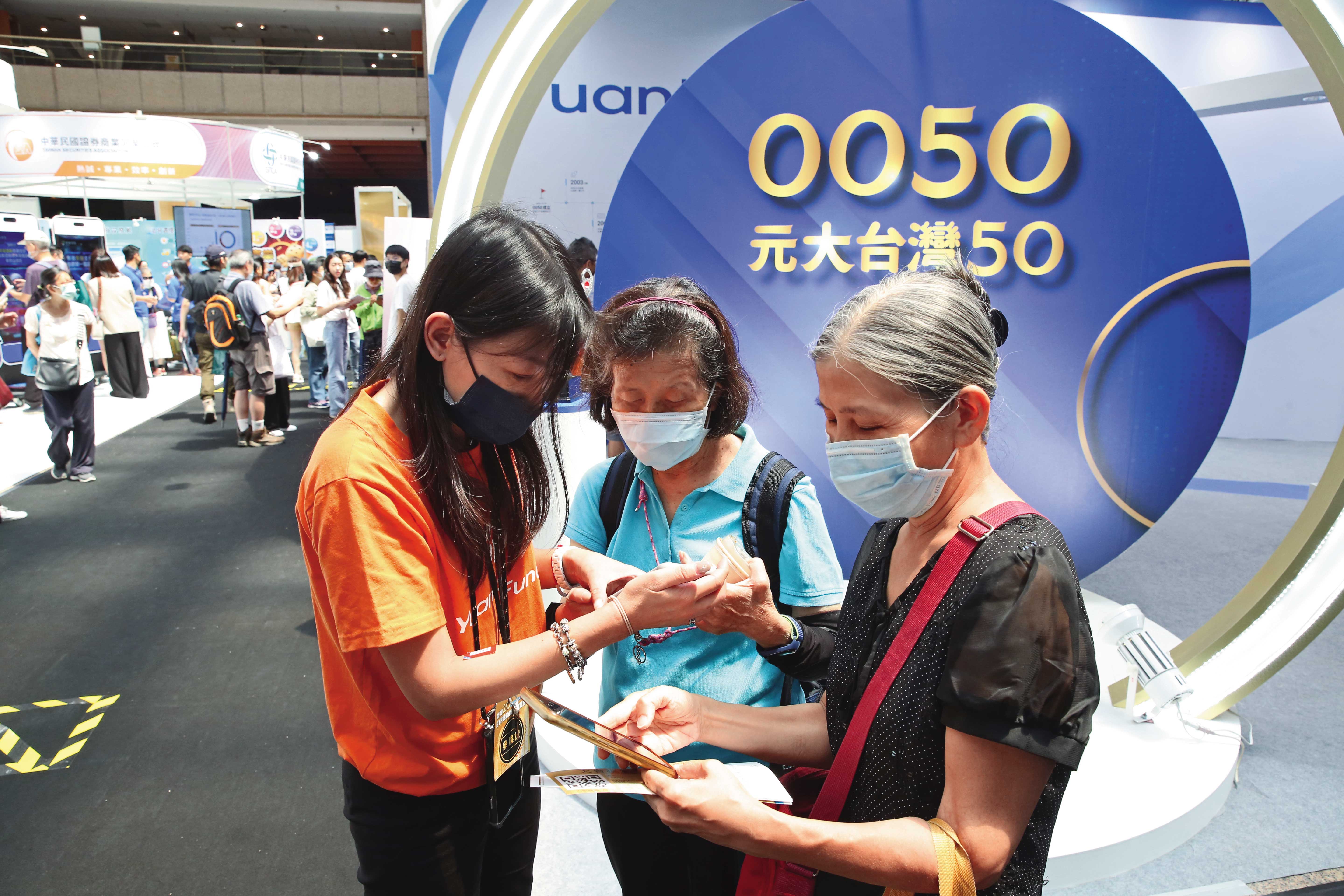 追漲個股風險大，怪老子長抱市值型ETF 0050達20年，持有一籃子好股票，報酬率逾6倍。