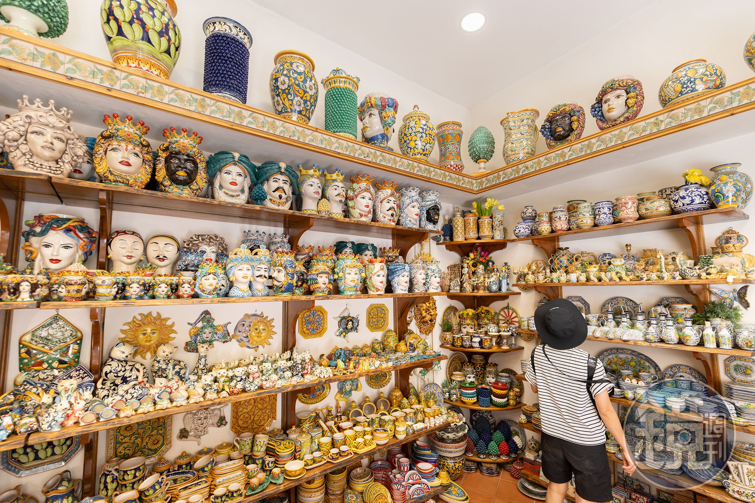 在陶爾米納有許多販賣陶瓷紀念品的商店。