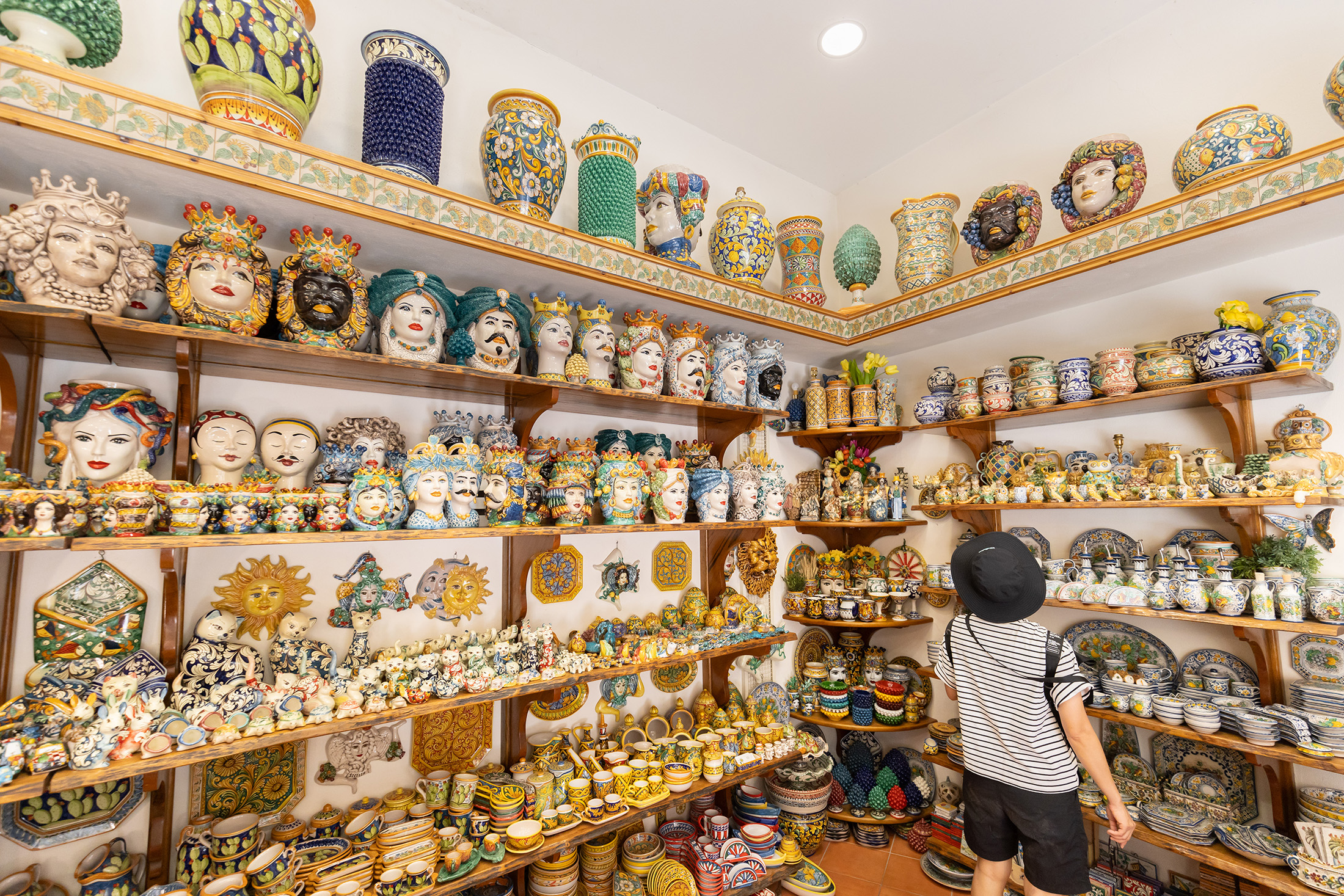 在陶爾米納有許多販賣陶瓷紀念品的商店。