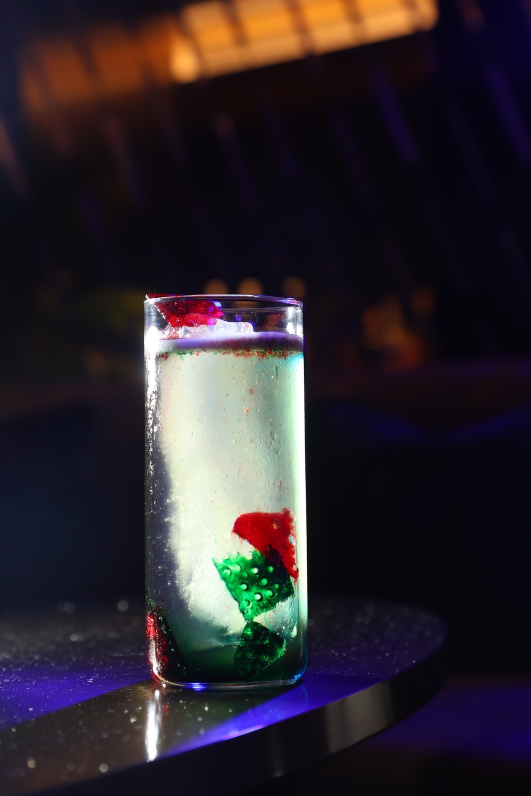 酒店一樓的全日酒吧「潮堂」，白天時尚典雅，到了晚間又是另一種浮華絢麗。  