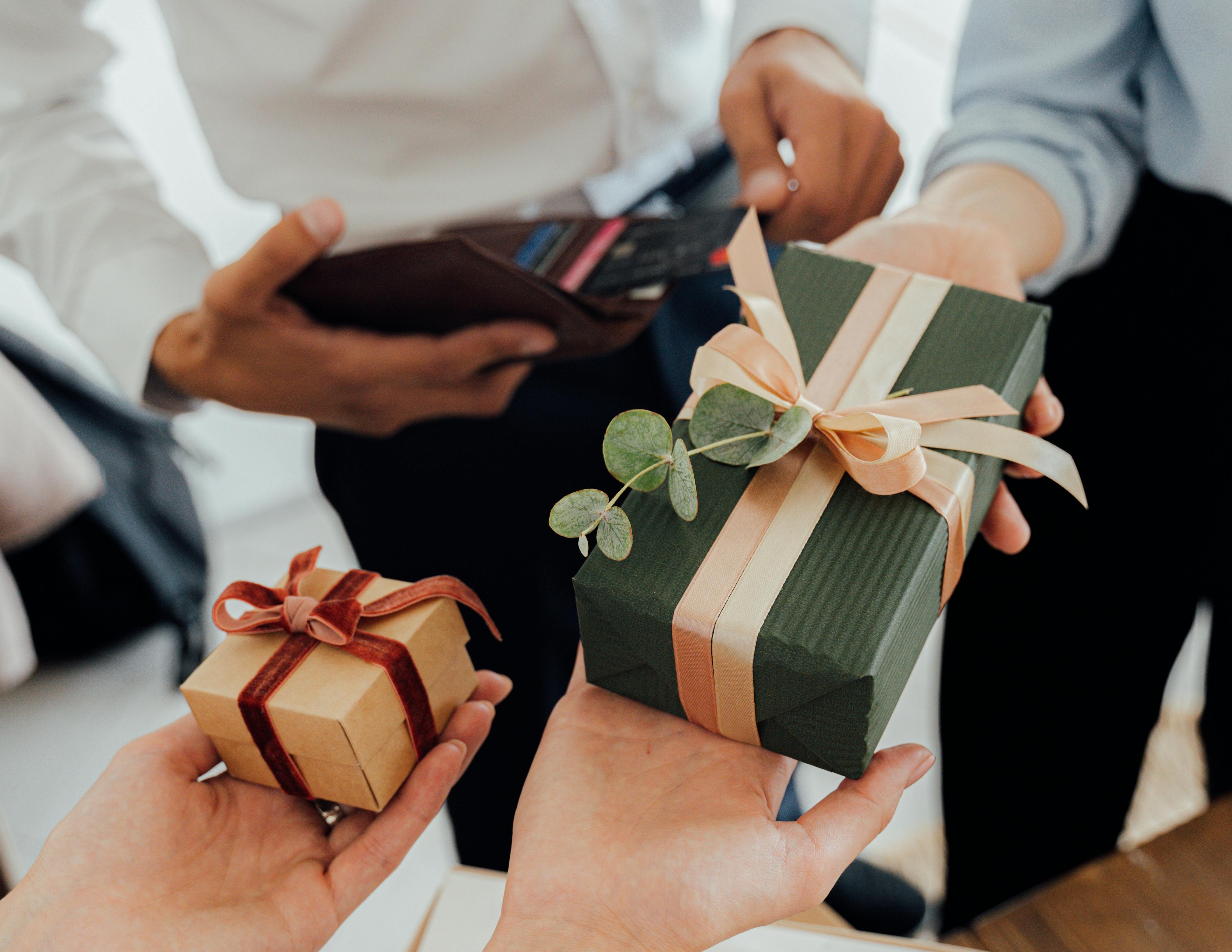 有職場菜鳥目睹同事拒收伴手禮或者丟進垃圾桶的反應，覺得很不能理解，上網發文分享，多數人認為是原PO同事不禮貌，也建議這種環境也不再花錢被嫌了，圖為示意圖。（翻攝自Pexels圖庫）