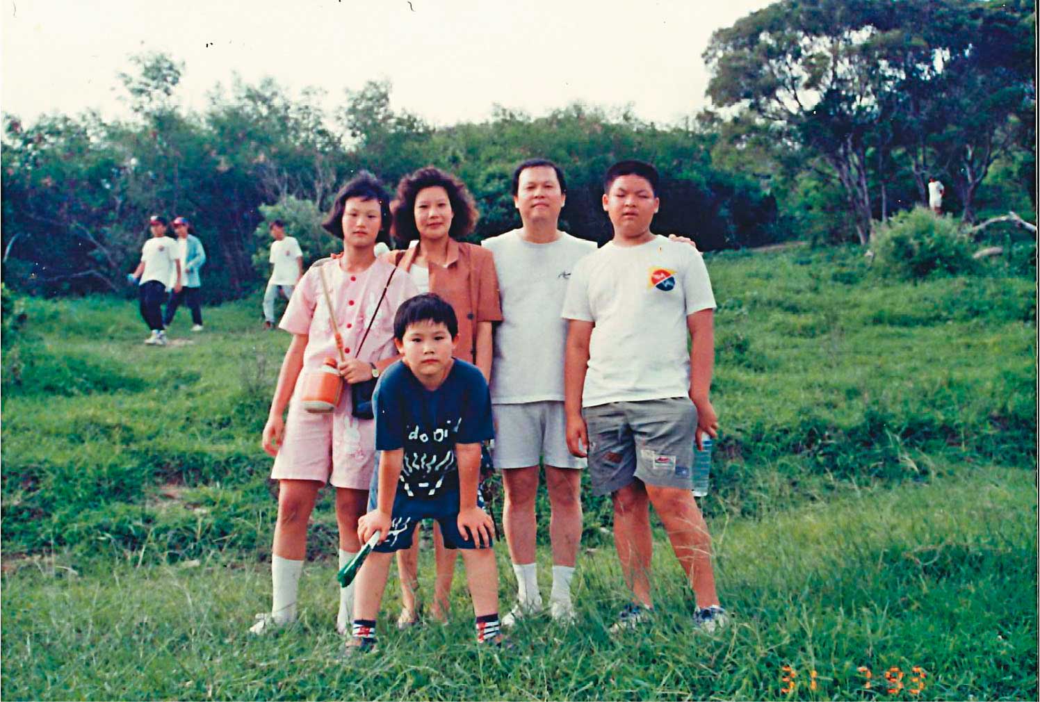 陳妍霖（左1）遺傳父親（右2）敢闖基因，母親（左2）在她創業陷入困境時，拿私房錢給予支持。（陳妍霖提供）