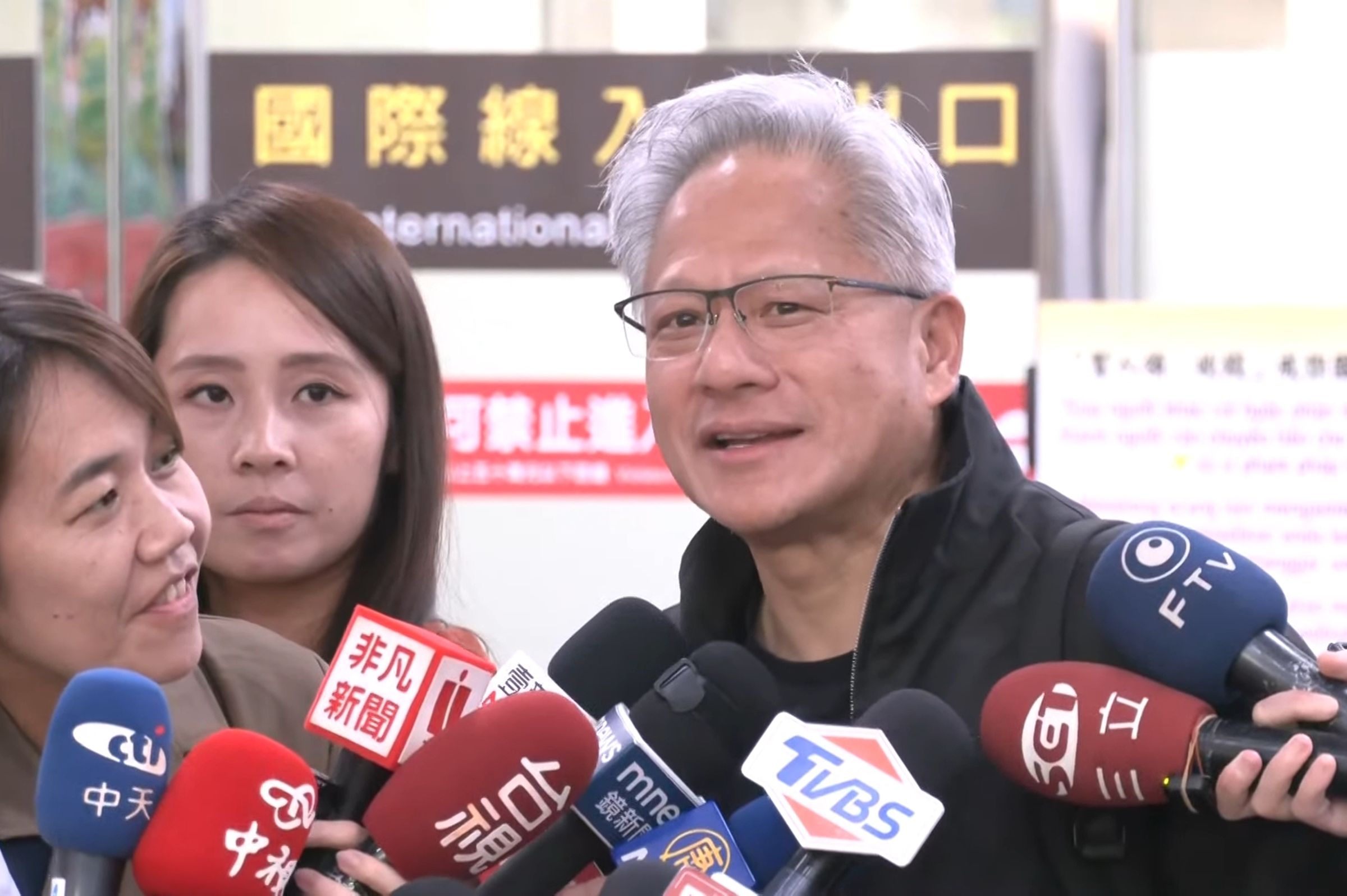 黃仁勳稍早受訪。(鏡新聞提供)