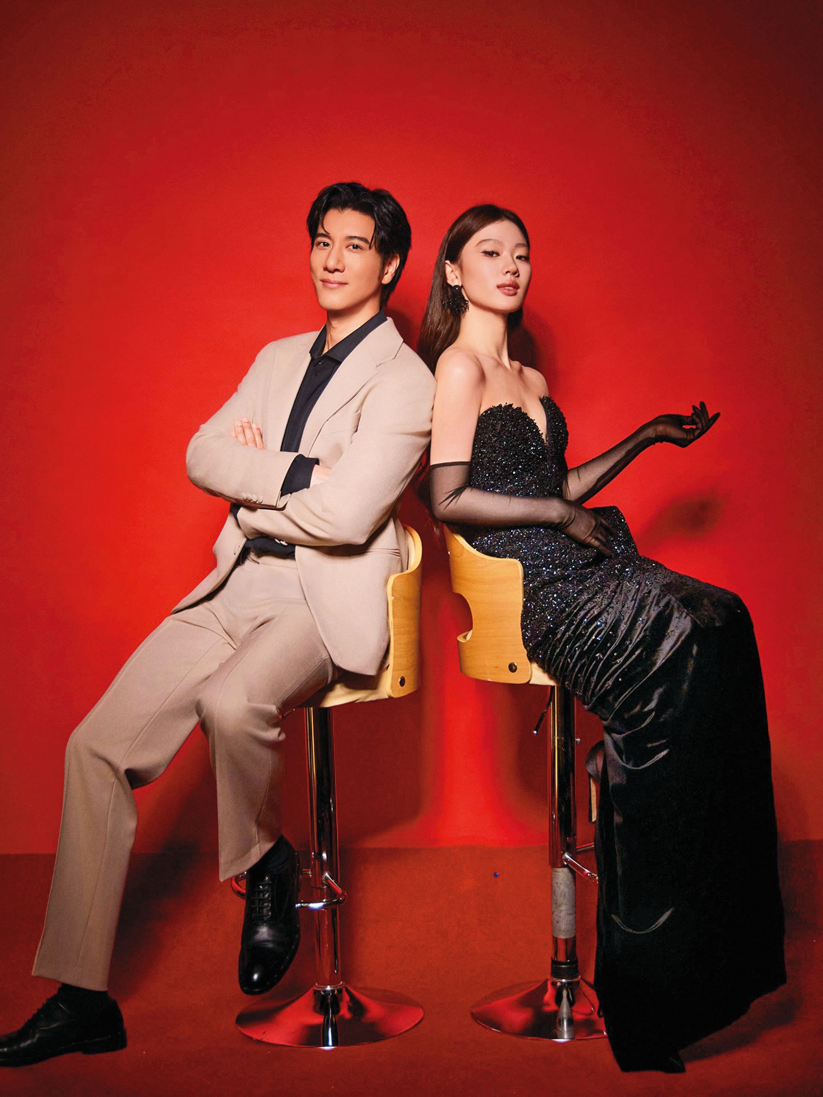 在《歌手2025》冠軍總決賽，王力宏（左）受邀擔任單依純（右）的幫唱嘉賓。（翻攝自王力宏臉書）