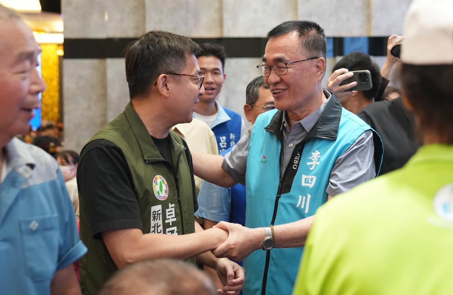 藍營批蘇貞昌拍肩李四川「很鴨霸」 卓冠廷秀影片打臉:李連拍我6下有說什麼嗎