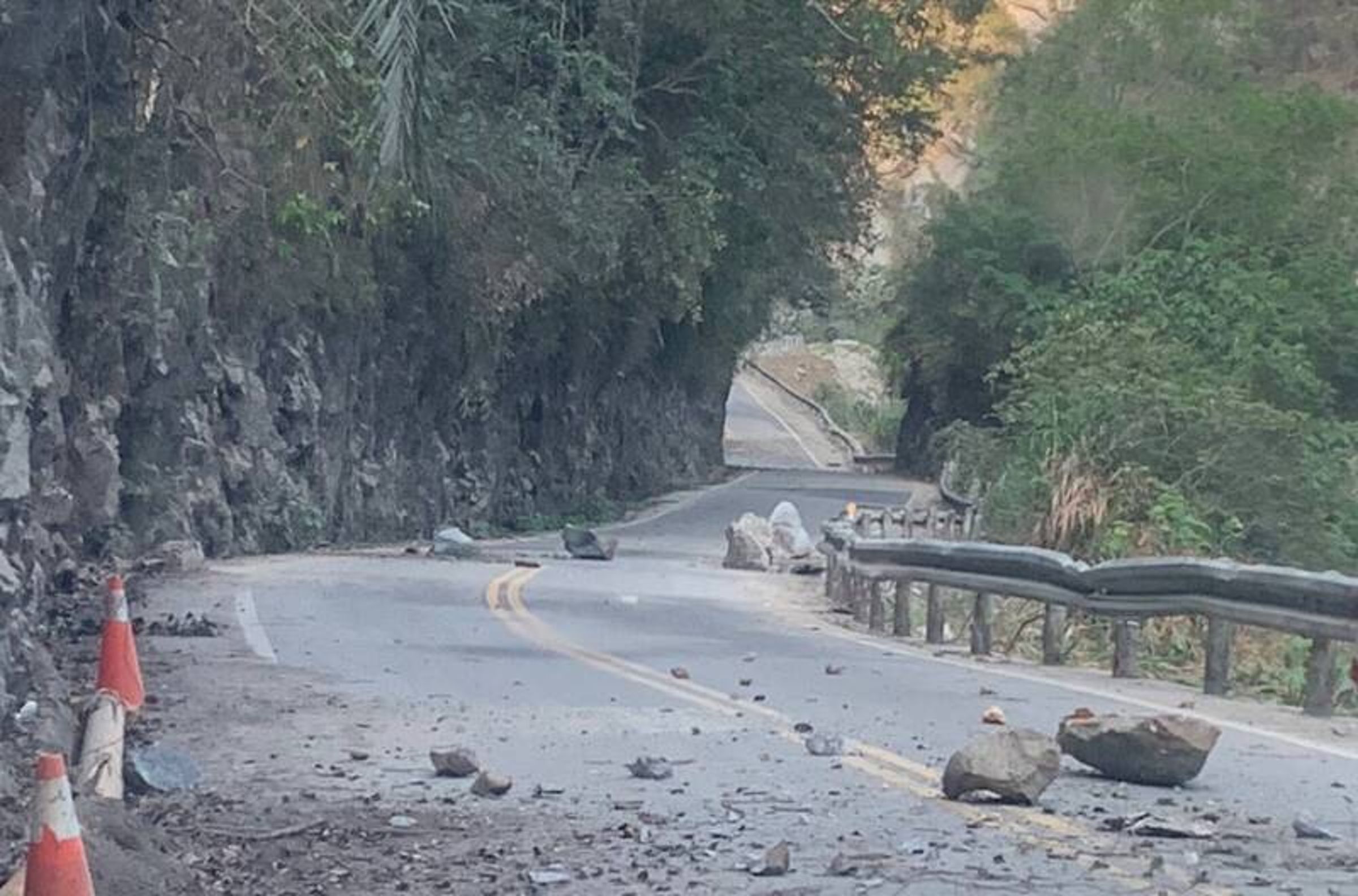 天祥至太魯閣路段許多大小落石、岩屑崩滑,十分危險。(公路局提供)