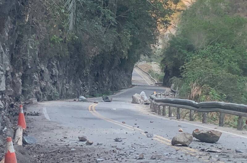 天祥至太魯閣路段許多大小落石、岩屑崩滑,十分危險。(公路局提供)