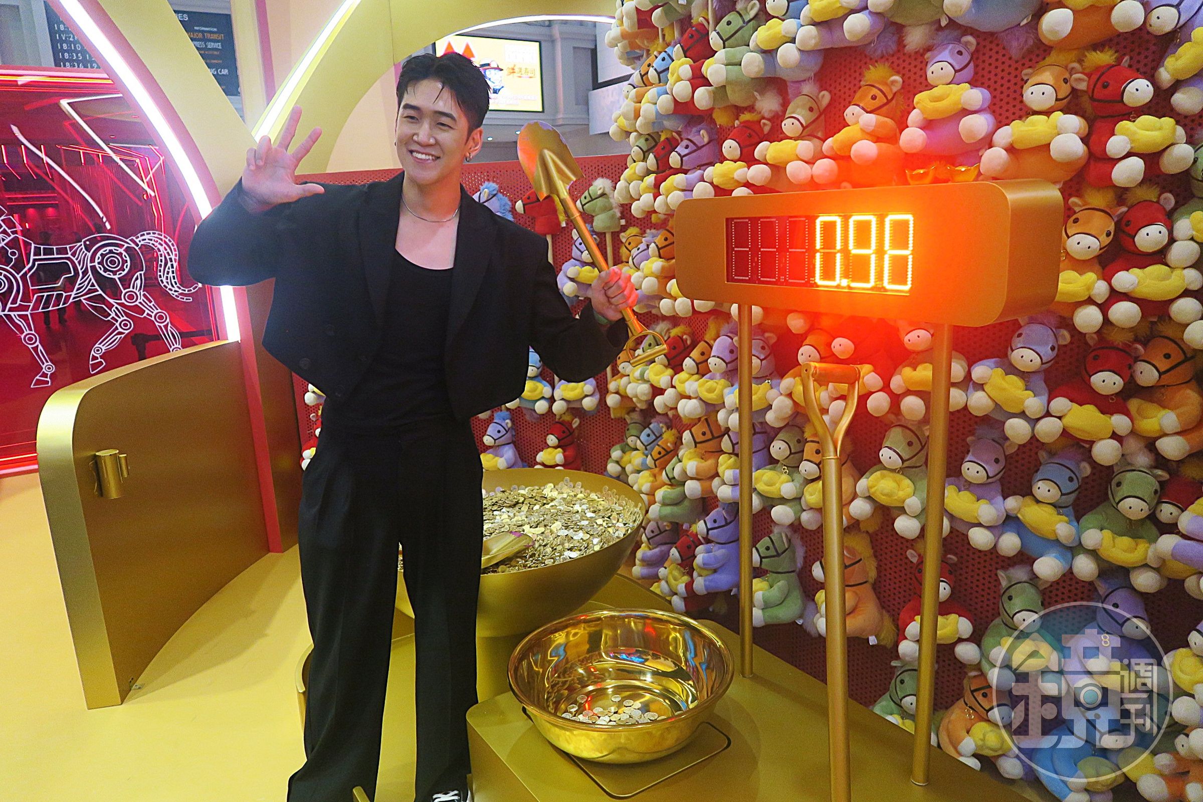 「撈金達人」的遊戲規則是鏟3次，盆內硬幣總重量尾數為8即可獲獎。