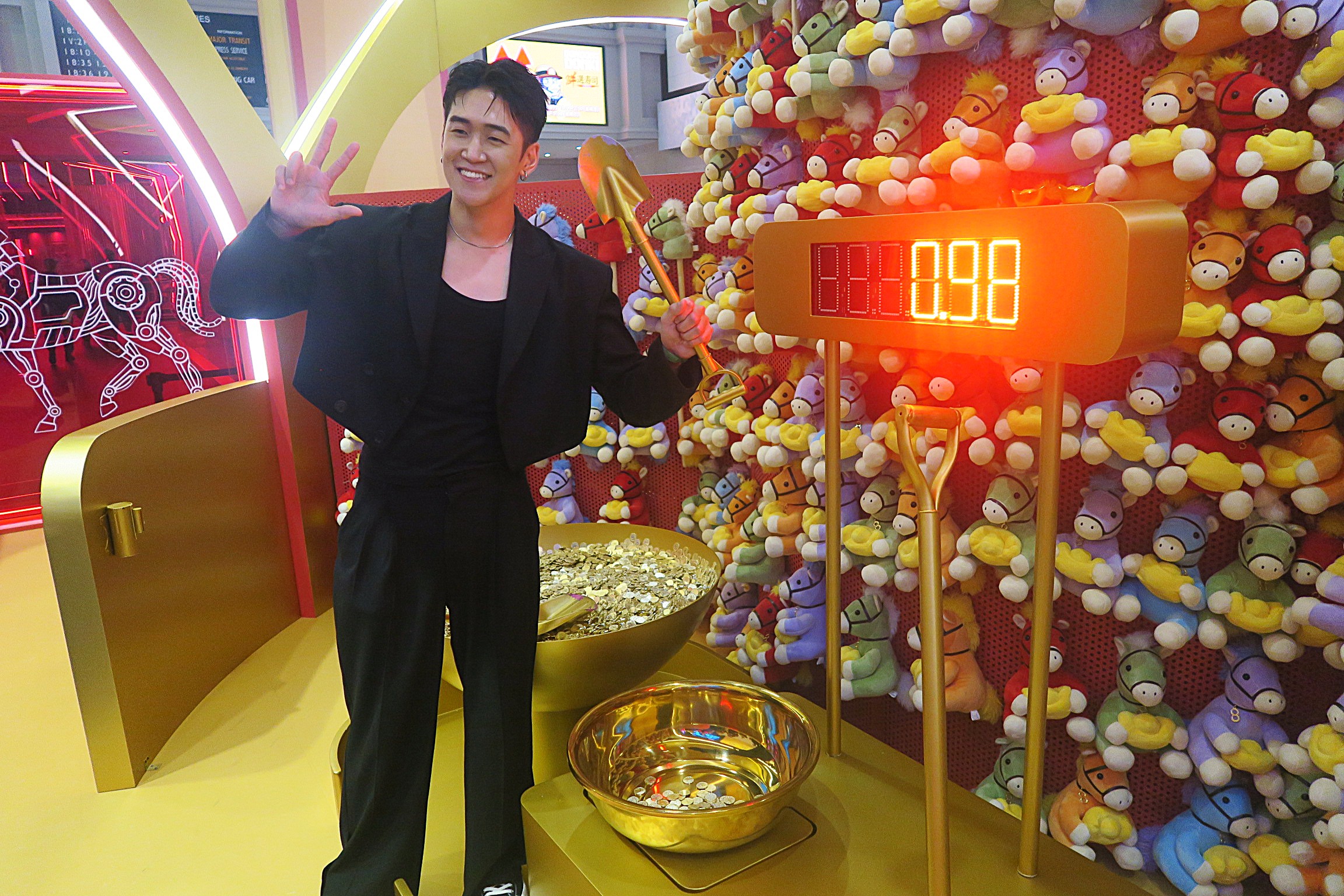 「撈金達人」的遊戲規則是鏟3次,盆內硬幣總重量尾數為8即可獲獎。