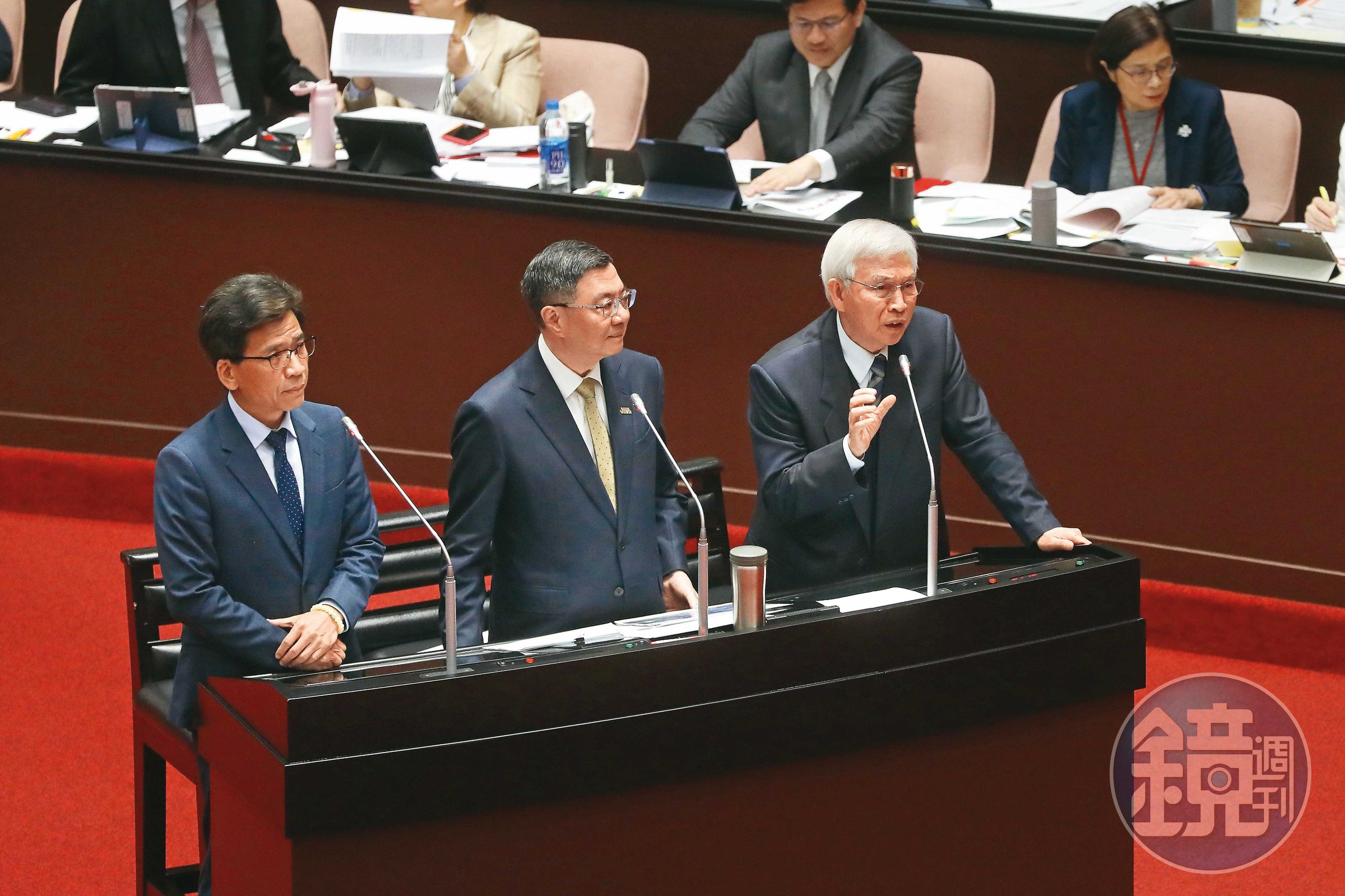 2大財金部會主管因新台幣強升，連番喊話穩定市場信心。