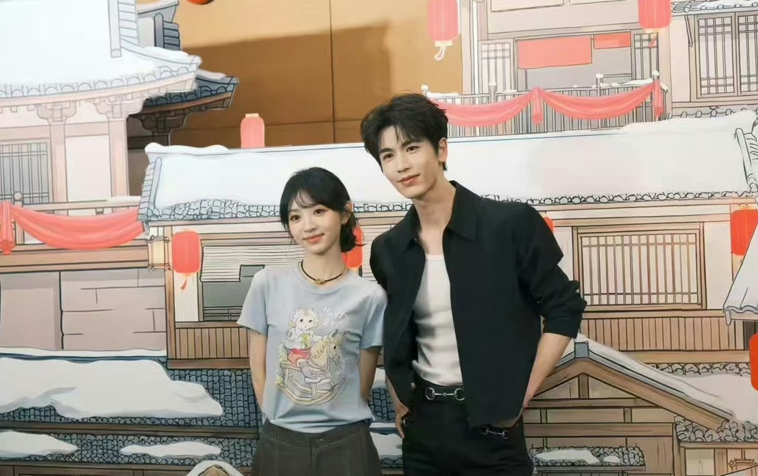 《逐玉》自播出以來話題不斷，13日男女主角張凌赫與田曦薇一同出席慶功宴。（翻攝微博）