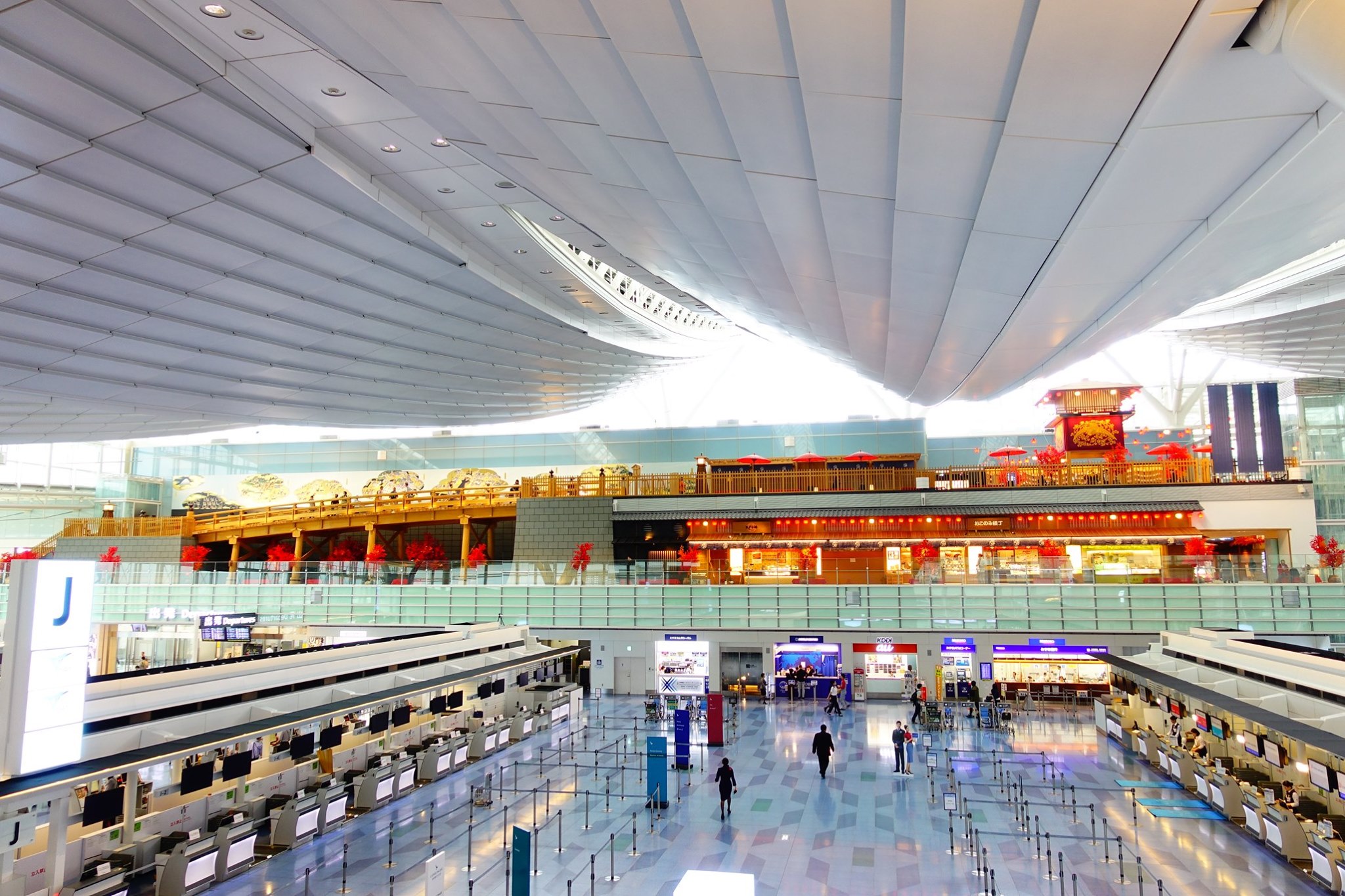 1名4旬男子19日出現發燒症狀，隔日就搭機從羽田飛往福岡，隔日再返回東京，24日確診感染麻疹。（翻攝自臉書@羽田機場）