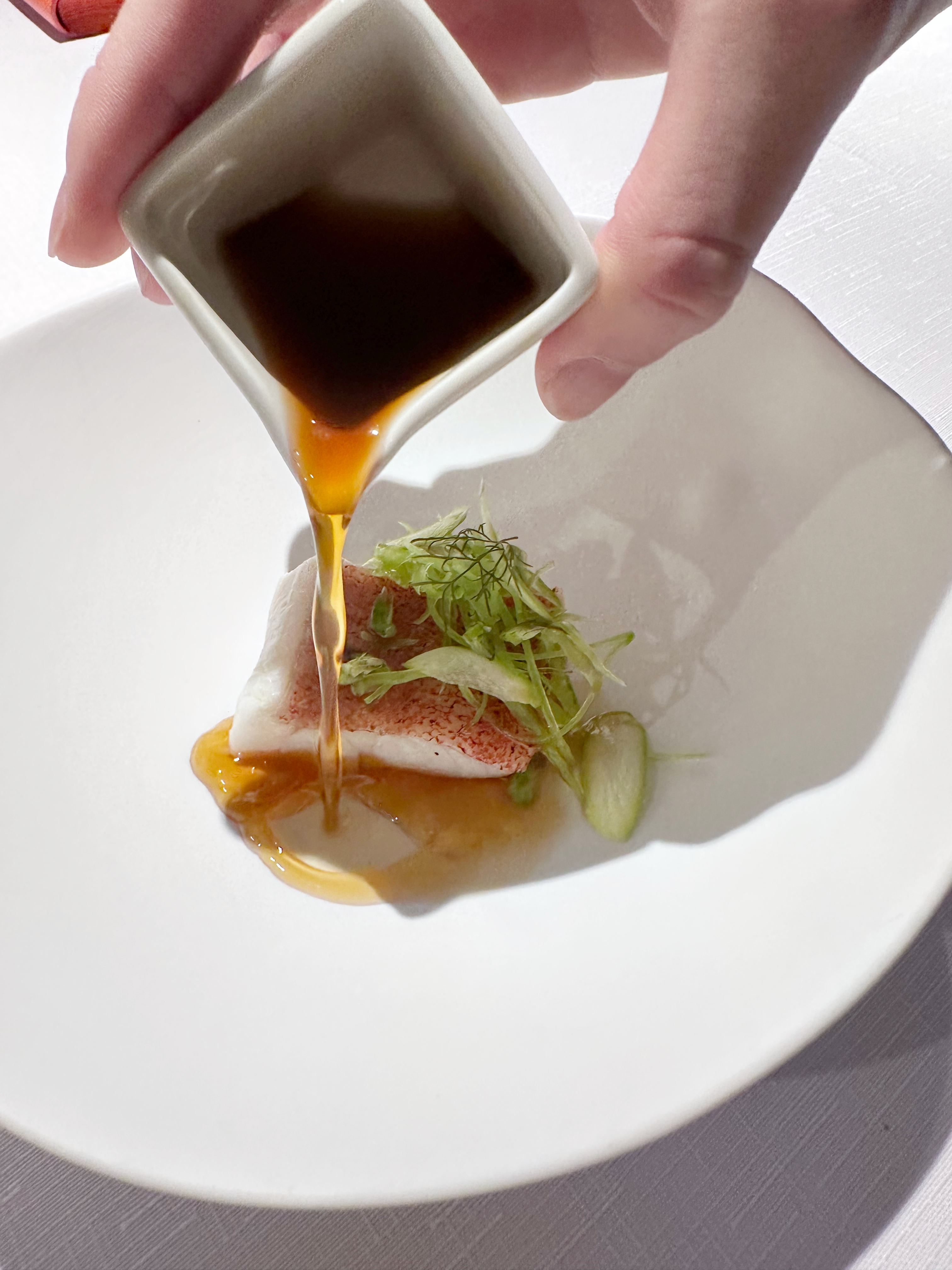 「市場鮮魚」使用澎湖石斑魚，搭配魚骨與蔬菜熬煮的魚骨高湯。