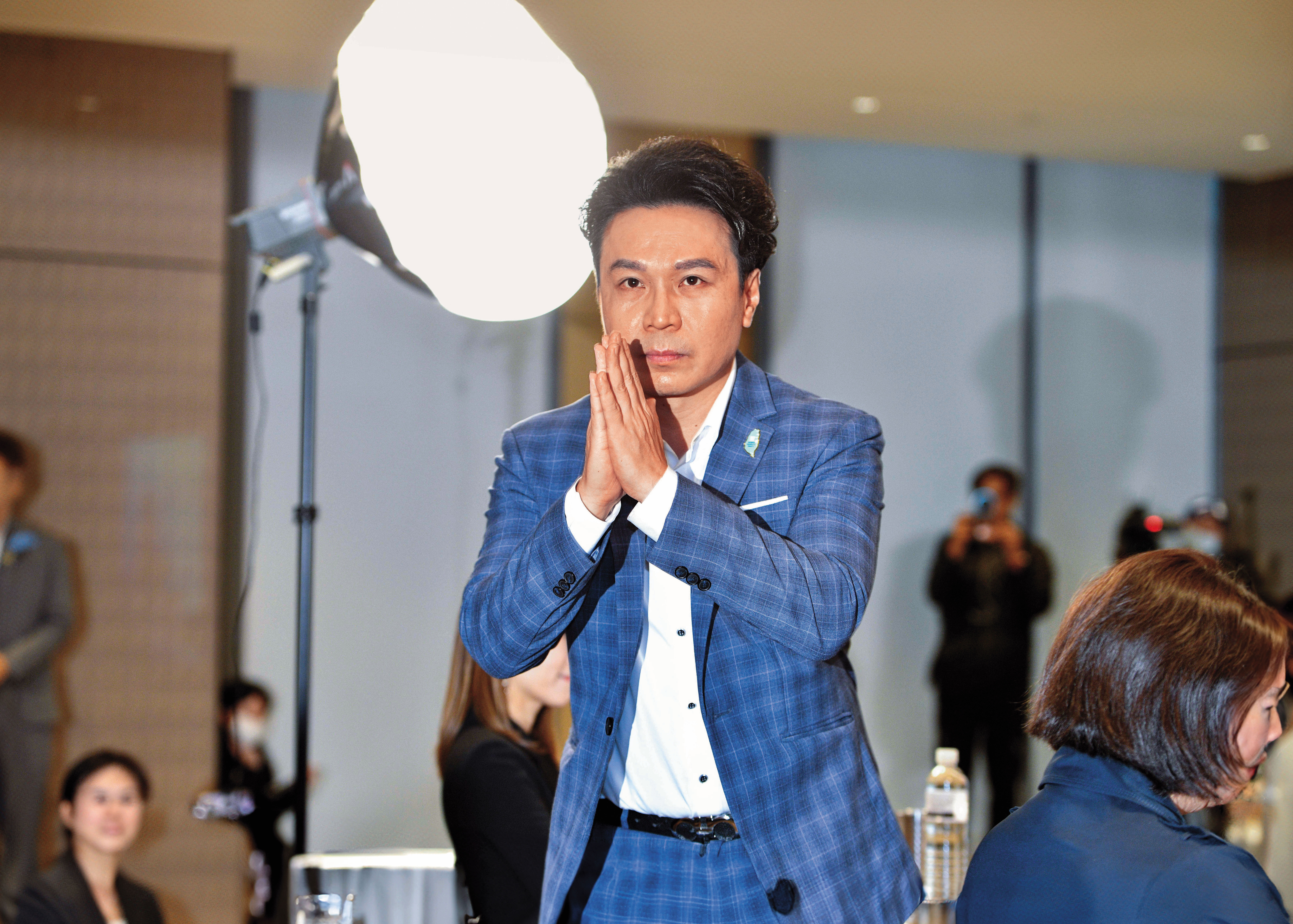 黃成峻在黃國昌主席任內由組織部主任升任副祕書長,日前遭本刊踢爆上酒店,卻傳出黨高層替他護航說情。(鏡報李智為)