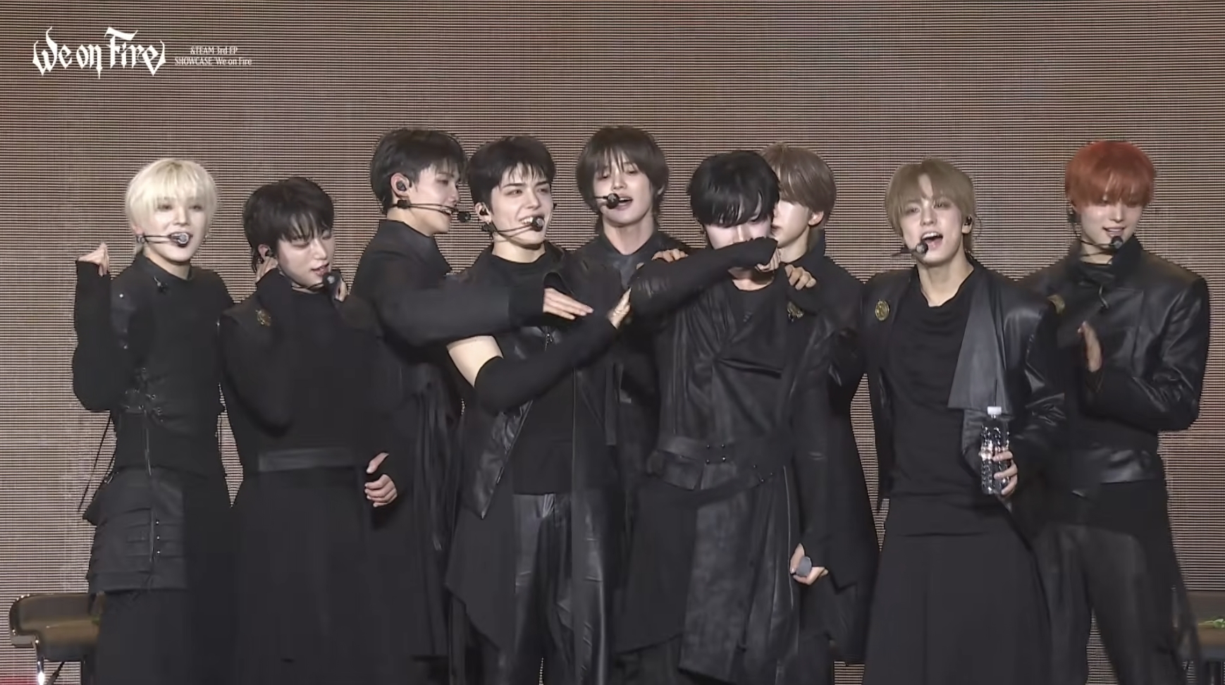 ＆TEAM成員們帶領全場一起高喊「沒關係。」（截圖自HYBE LABELS YT）