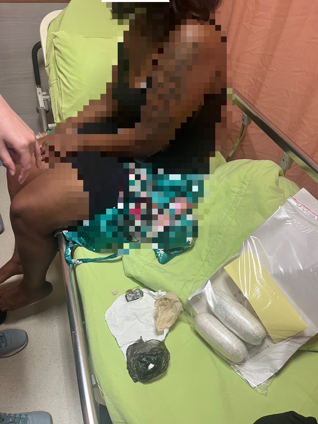 嫌犯用私密處藏毒。（警方提供）